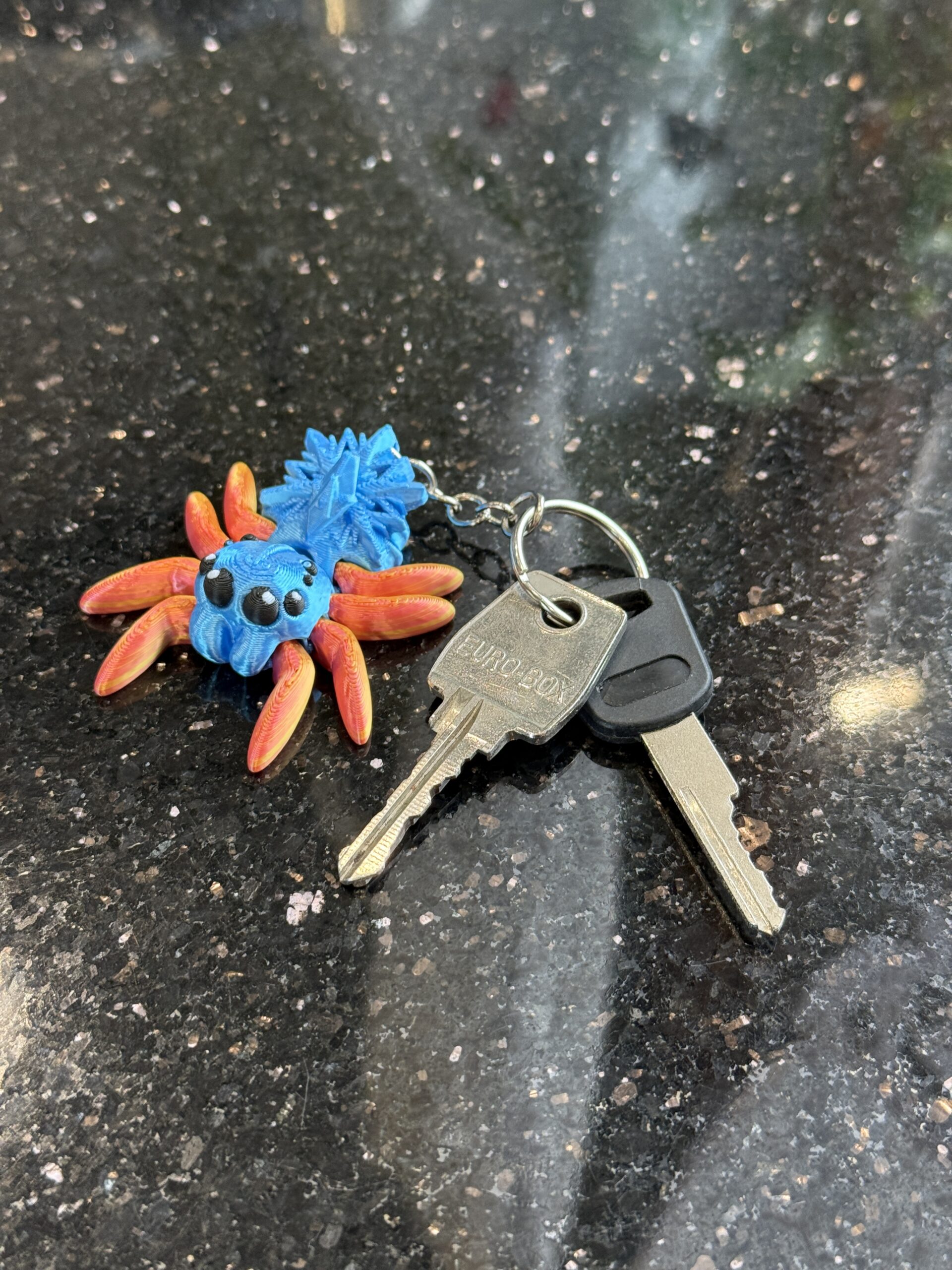 Przegubowy Pajączek Skakun z gwiazdą – ruchoma mini figurka i brelok! - obrazek 5