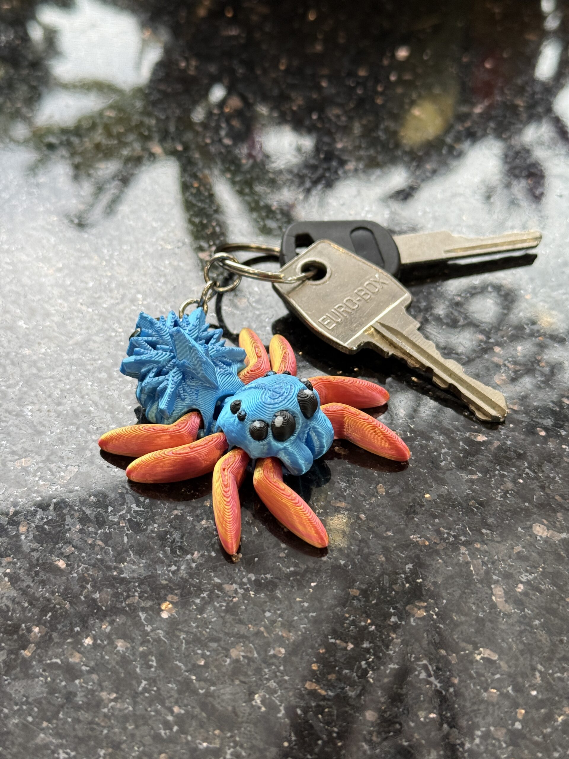 Przegubowy Pajączek Skakun z gwiazdą – ruchoma mini figurka i brelok! - obrazek 6