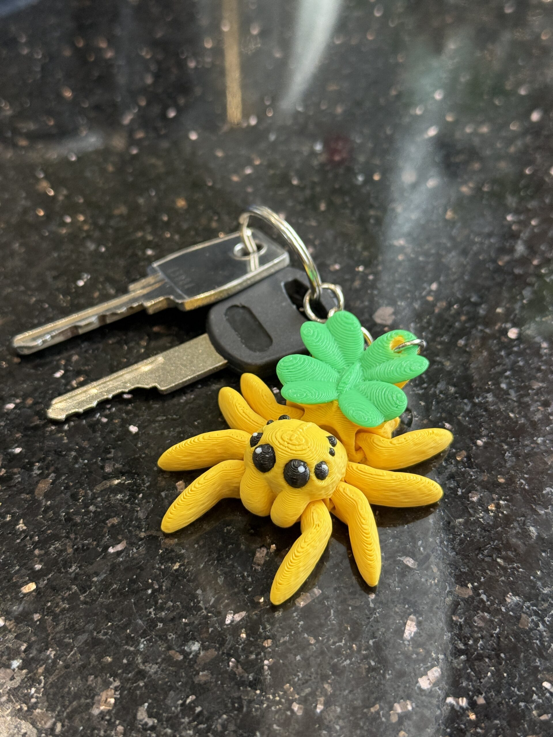 Przegubowy Pajączek Skakun z koniczynką 3D – mini figurka i brelok szczęścia! - obrazek 3