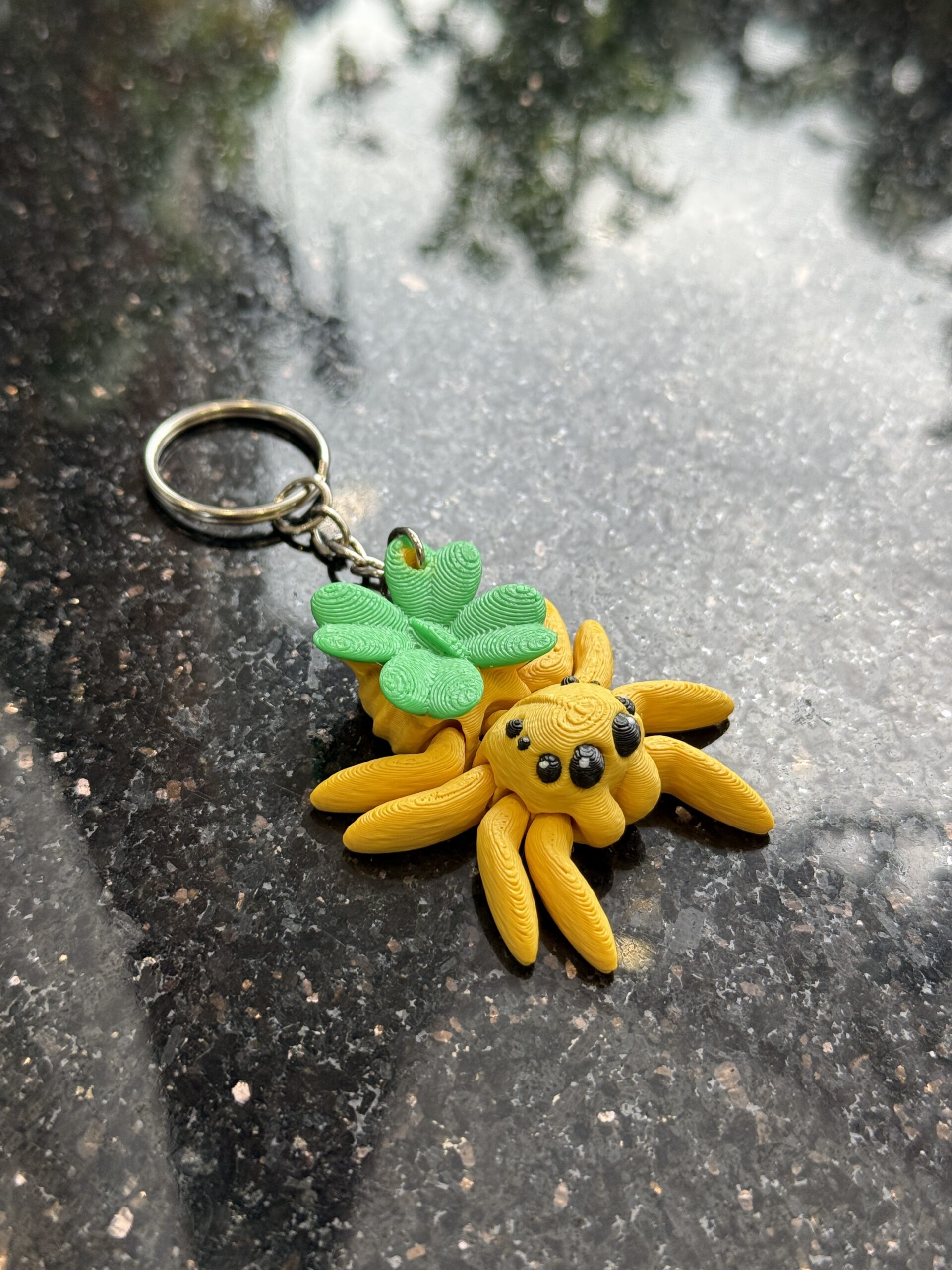 Przegubowy Pajączek Skakun z koniczynką 3D – mini figurka i brelok szczęścia! - obrazek 4