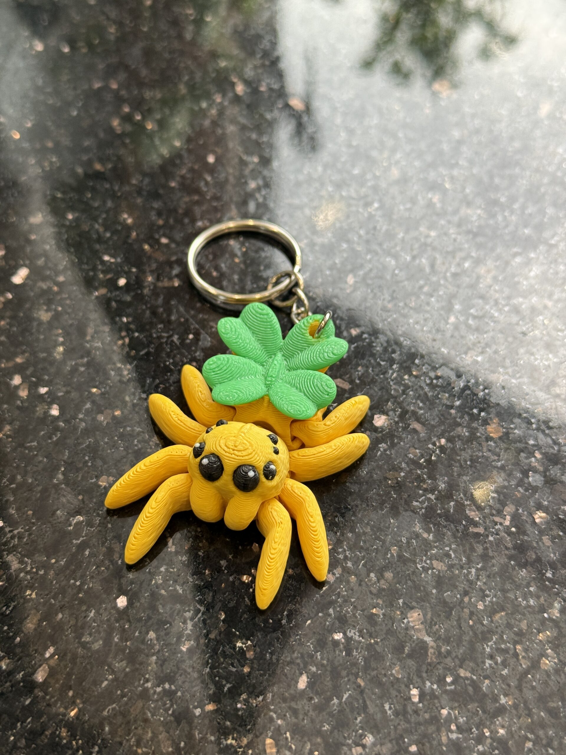 Przegubowy Pajączek Skakun z koniczynką 3D – mini figurka i brelok szczęścia! - obrazek 5