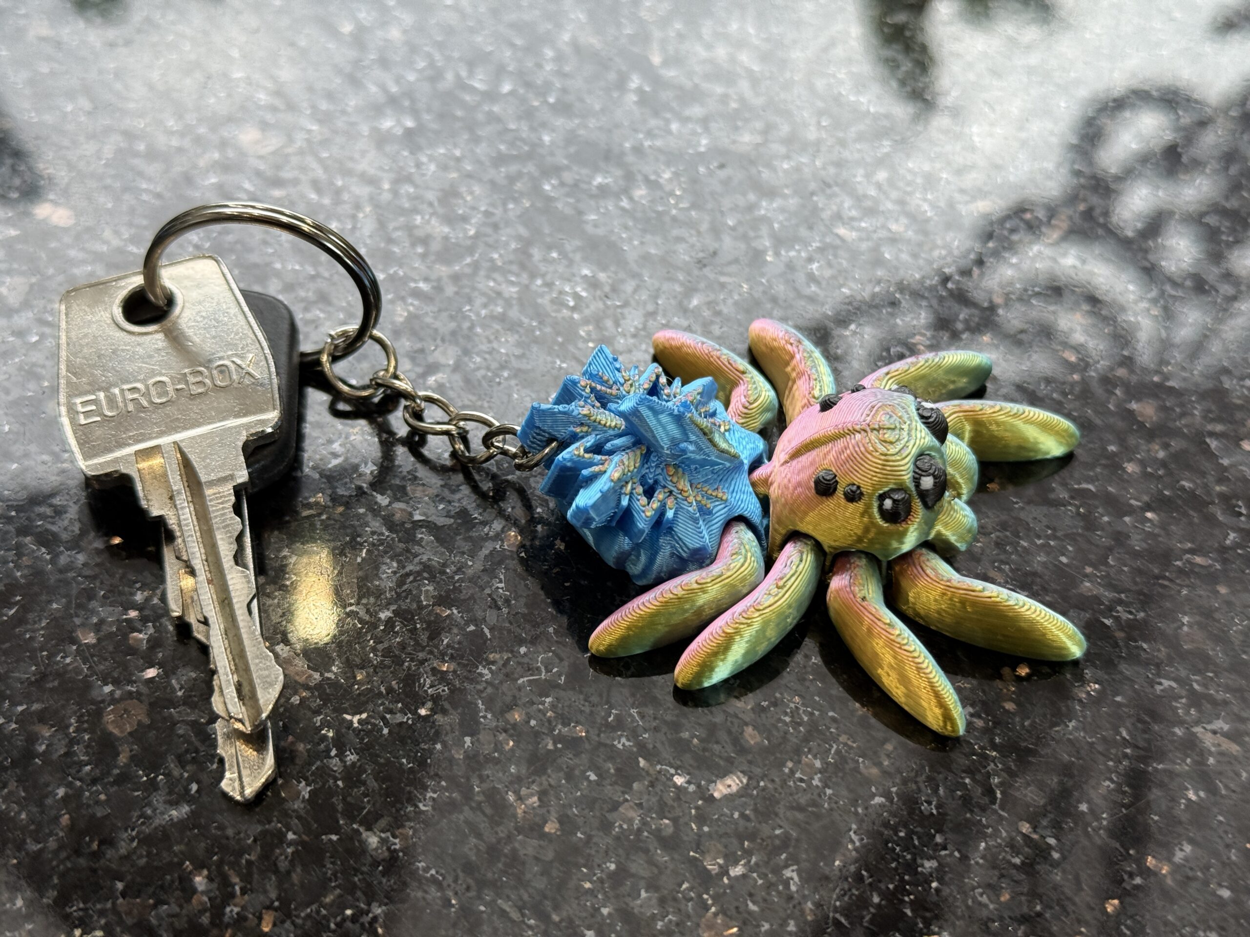 Przegubowy Pajączek Skakun z gwiazdą – ruchoma mini figurka i brelok! - obrazek 2