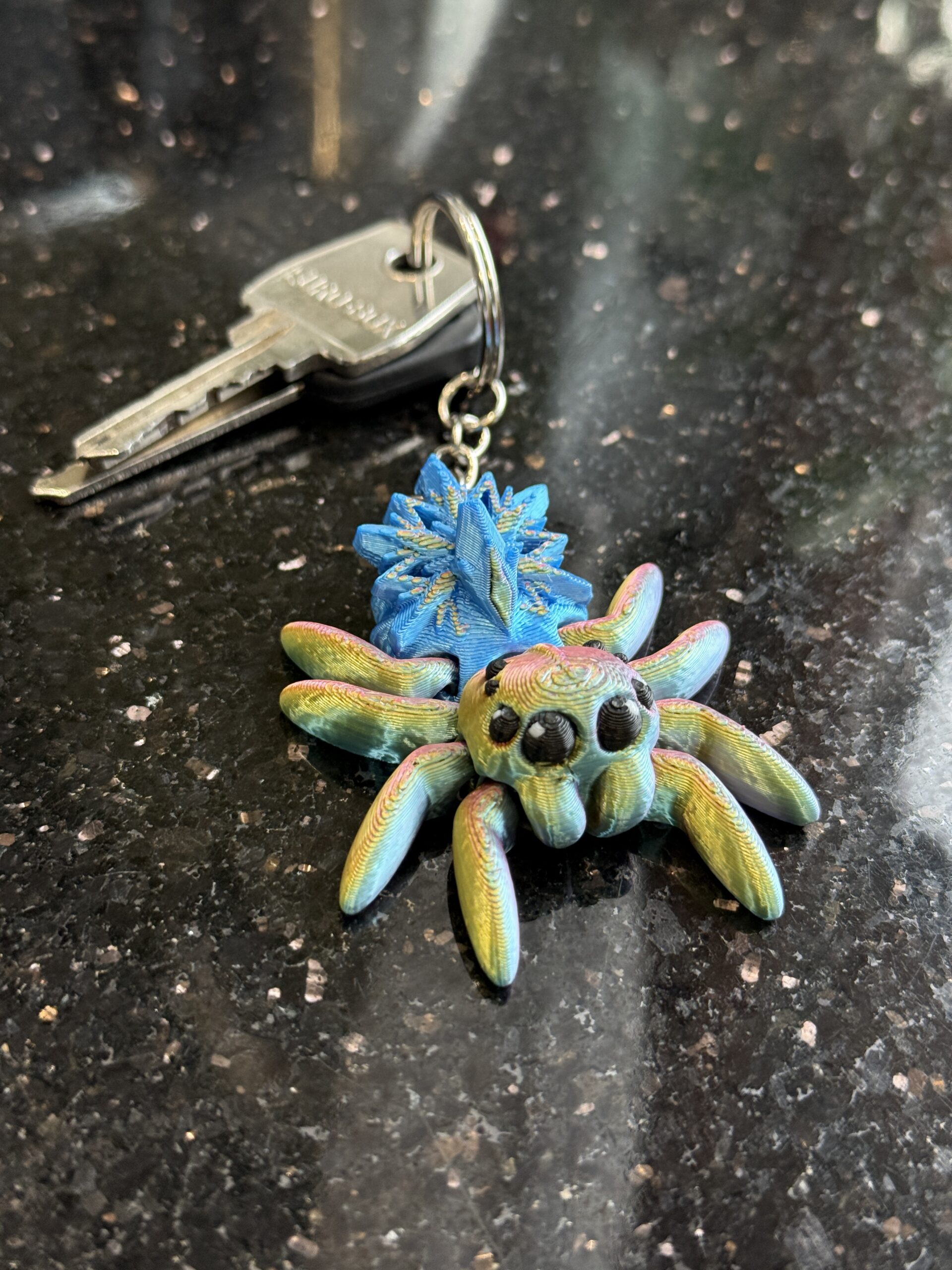 Przegubowy Pajączek Skakun z gwiazdą – ruchoma mini figurka i brelok!