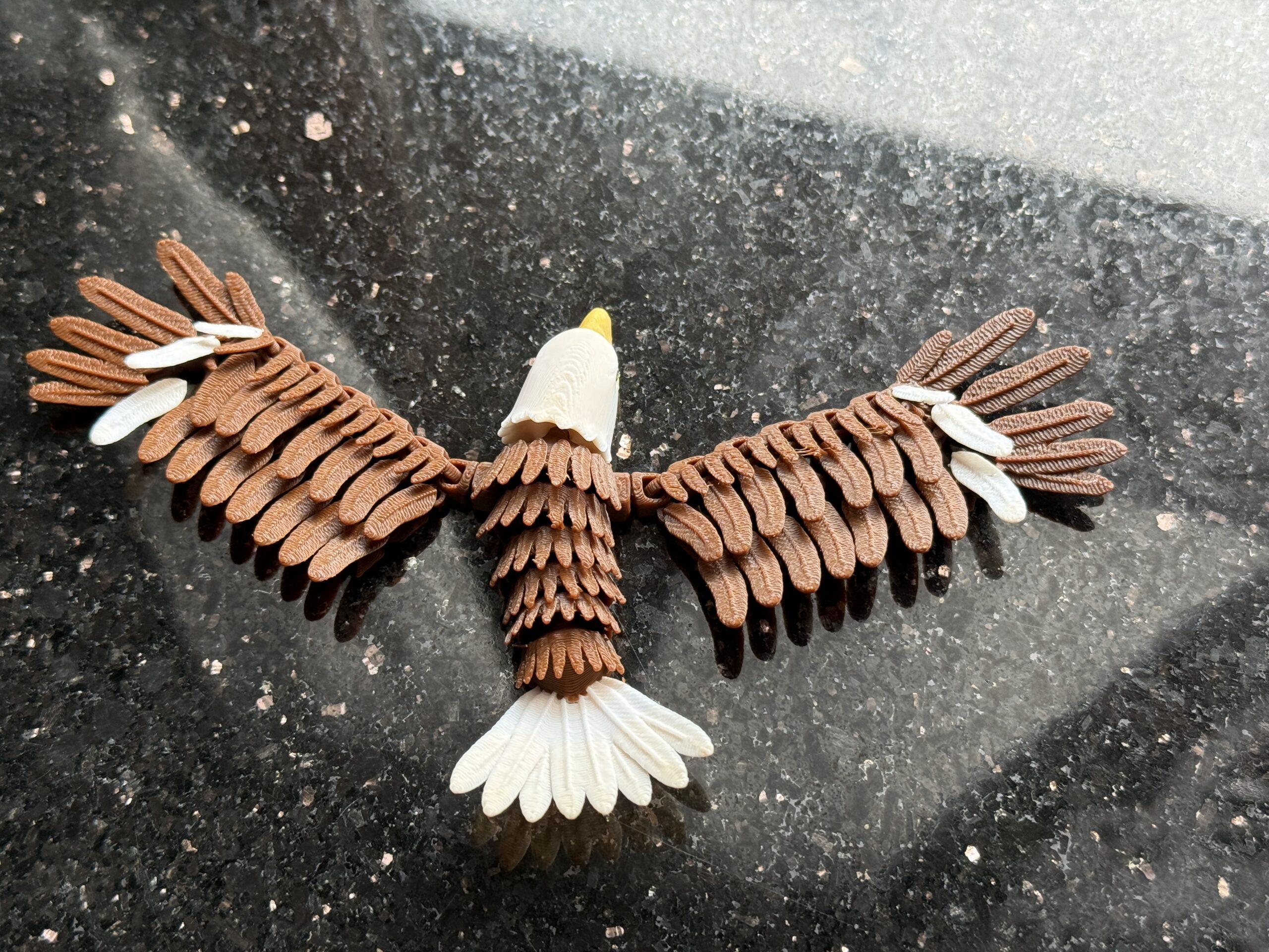 Orzeł przegubowy 3D – realistyczna ruchoma figura, zabawka antystresowa, ozdoba - obrazek 4