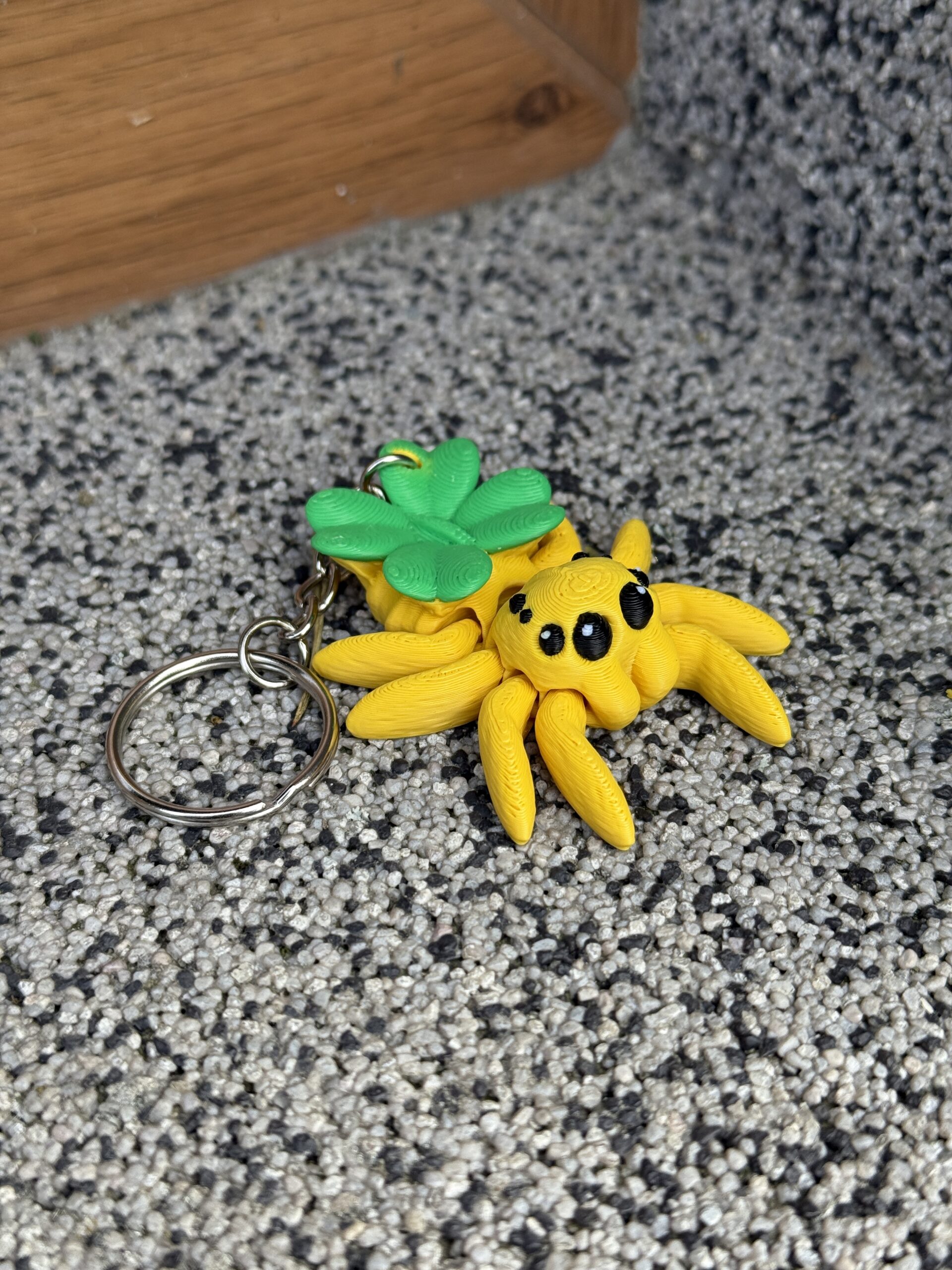 Przegubowy Pajączek Skakun z koniczynką 3D – mini figurka i brelok szczęścia! - obrazek 7