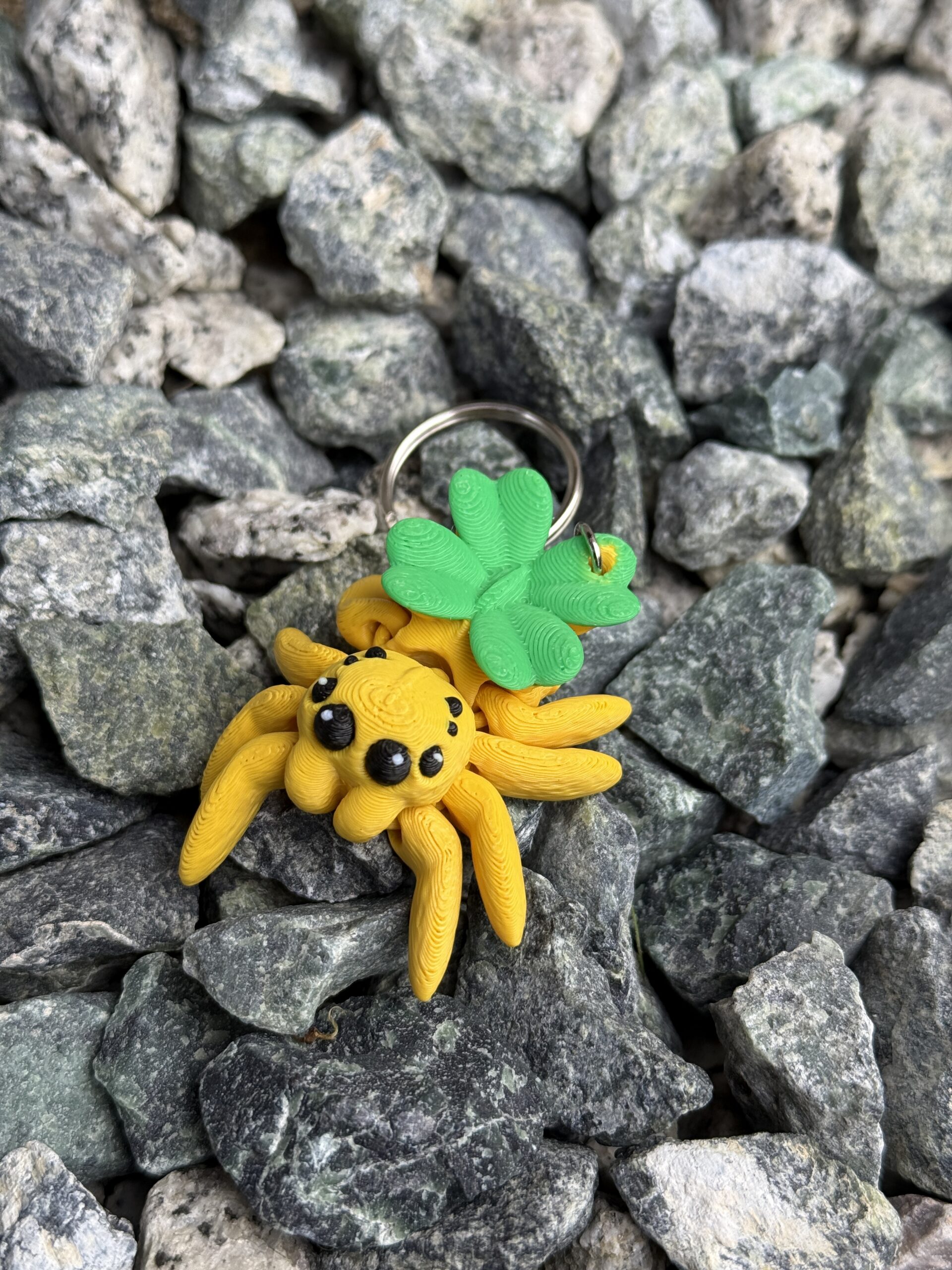 Przegubowy Pajączek Skakun z koniczynką 3D – mini figurka i brelok szczęścia! - obrazek 8