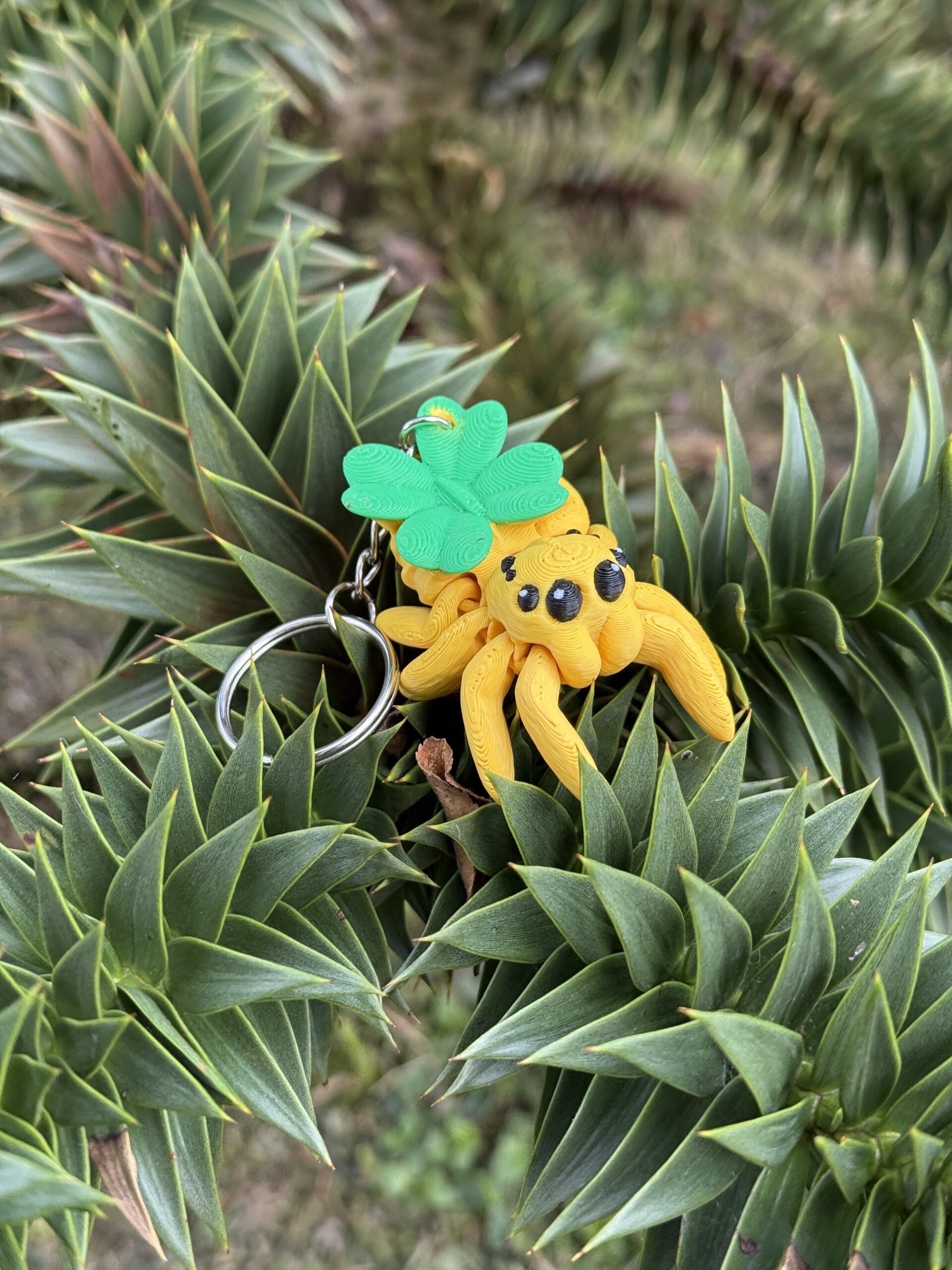 Przegubowy Pajączek Skakun z koniczynką 3D – mini figurka i brelok szczęścia! - obrazek 9