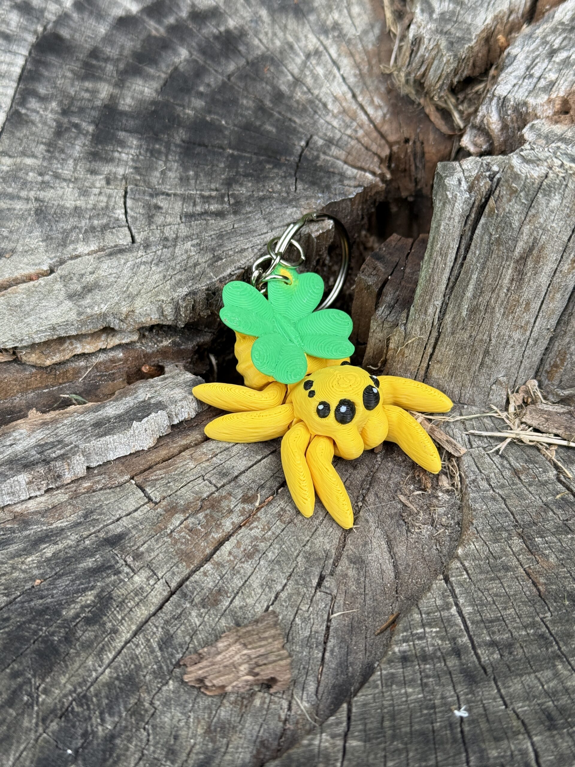 Przegubowy Pajączek Skakun z koniczynką 3D – mini figurka i brelok szczęścia! - obrazek 10