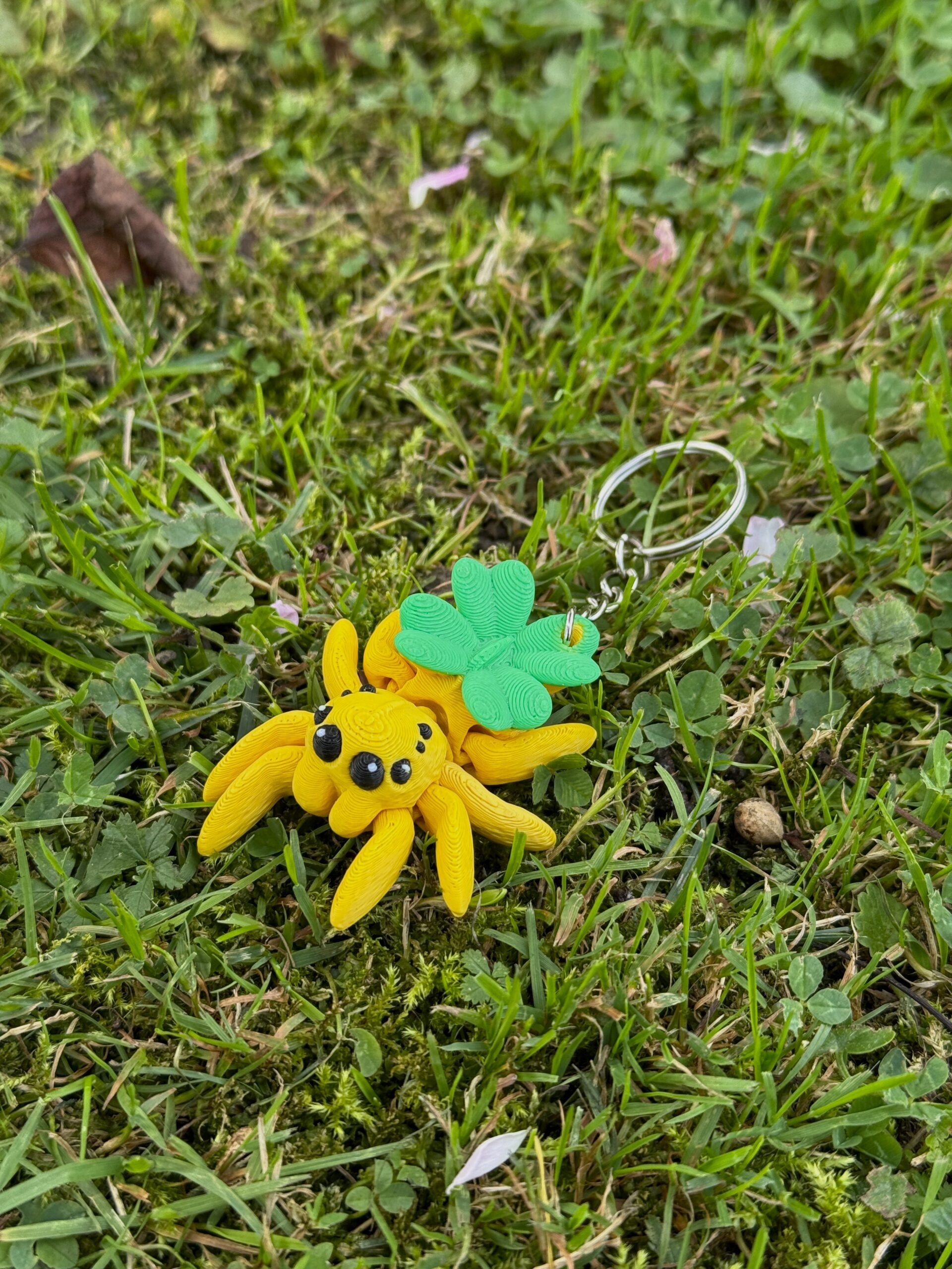Przegubowy Pajączek Skakun z koniczynką 3D – mini figurka i brelok szczęścia! - obrazek 13