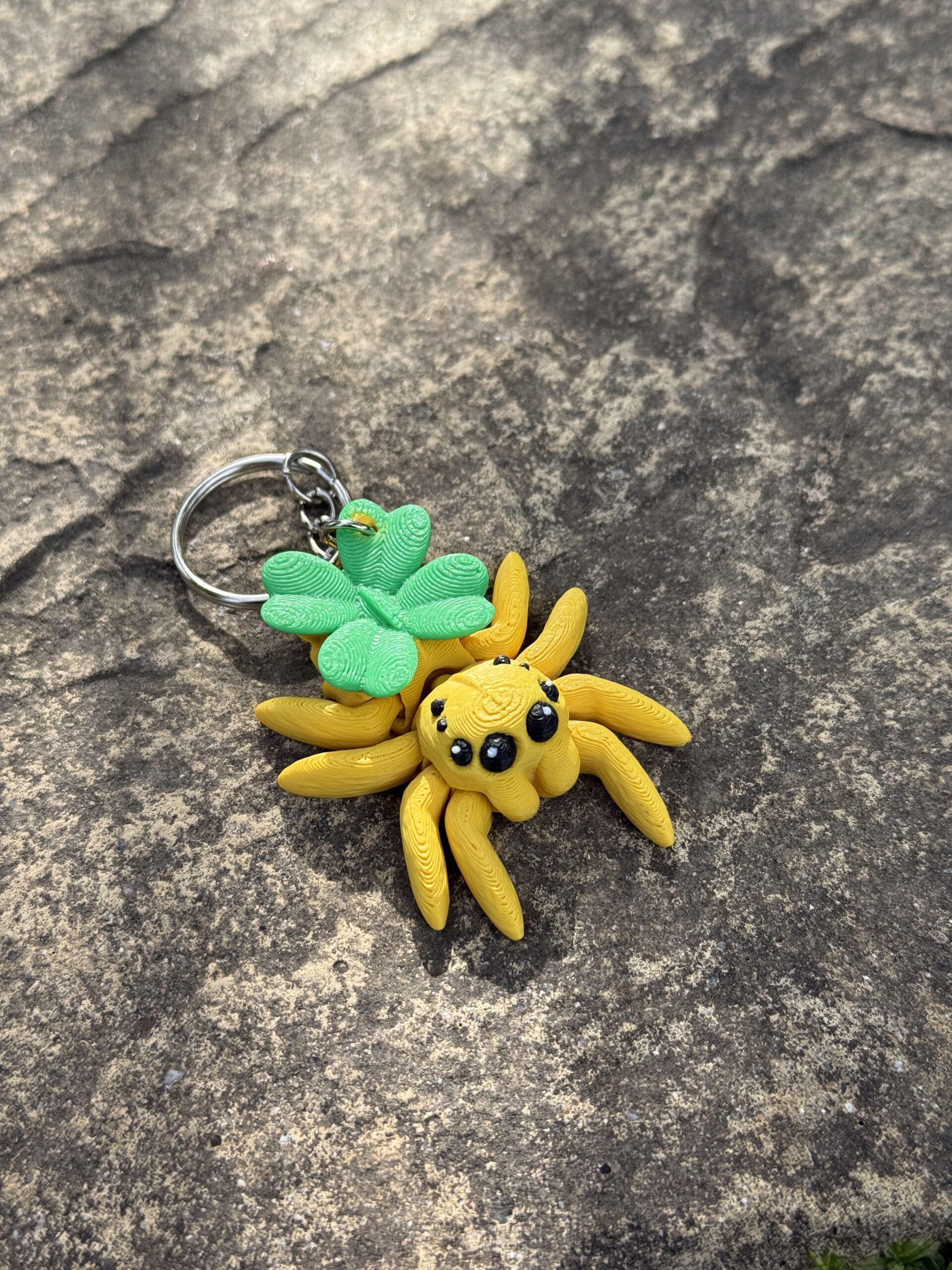 Przegubowy Pajączek Skakun z koniczynką 3D – mini figurka i brelok szczęścia! - obrazek 14