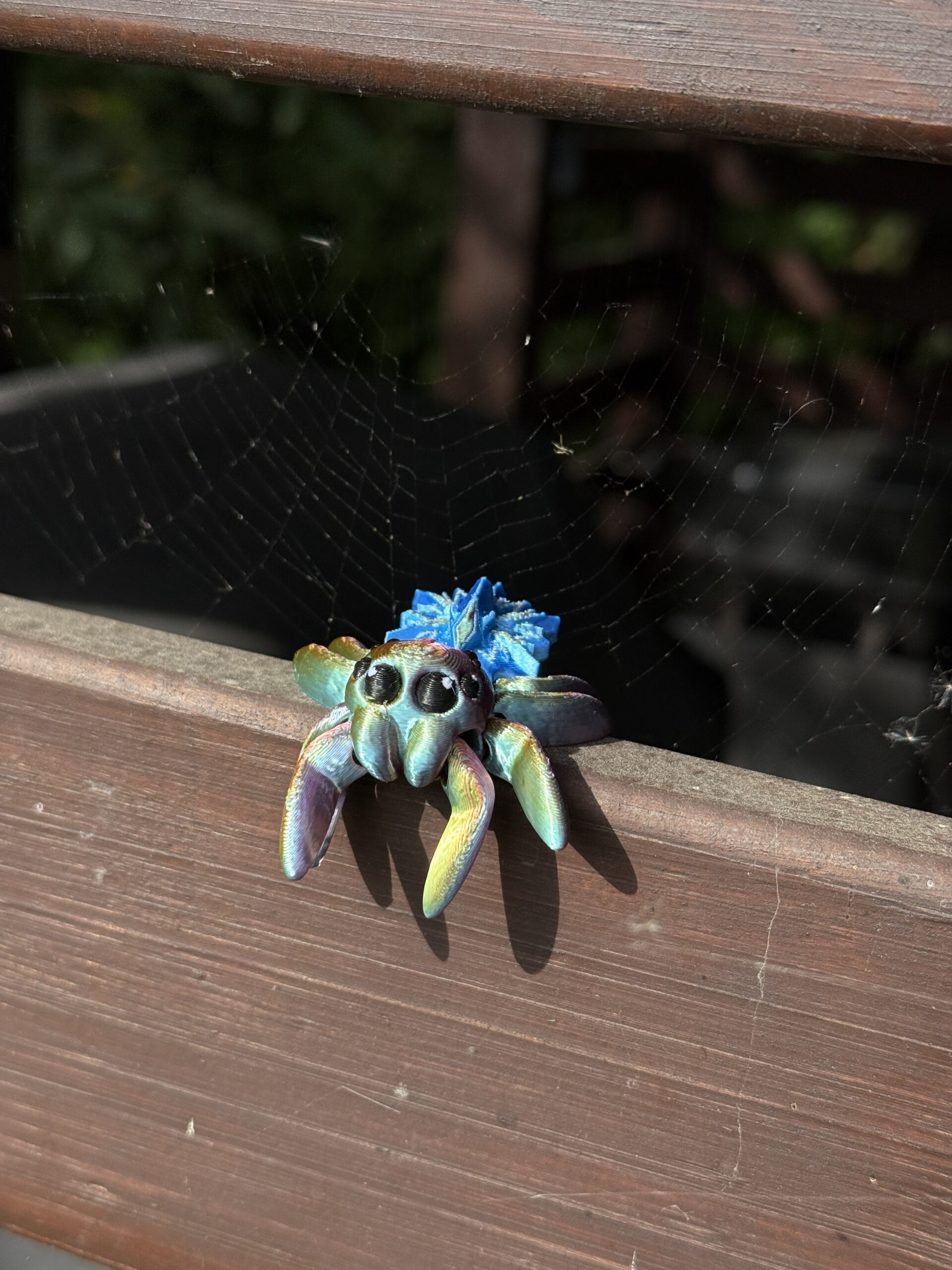 Przegubowy Pajączek Skakun z gwiazdą – ruchoma mini figurka i brelok! - obrazek 3