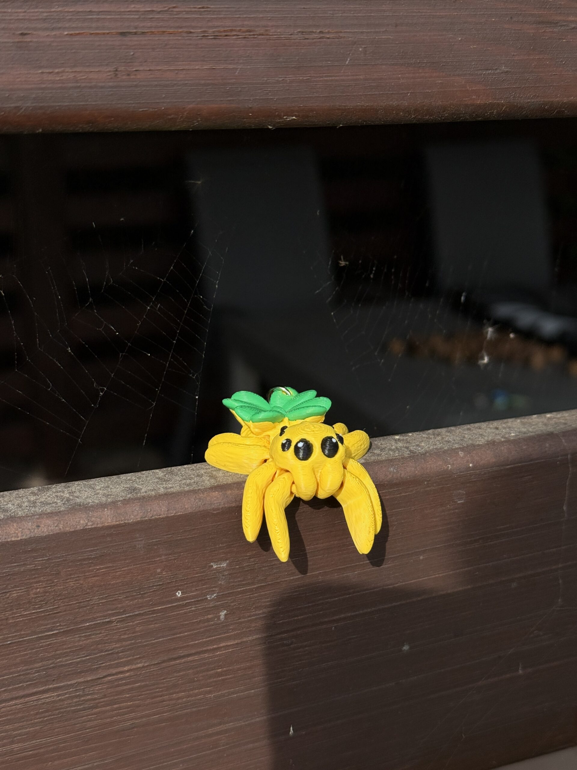 Przegubowy Pajączek Skakun z koniczynką 3D – mini figurka i brelok szczęścia! - obrazek 15