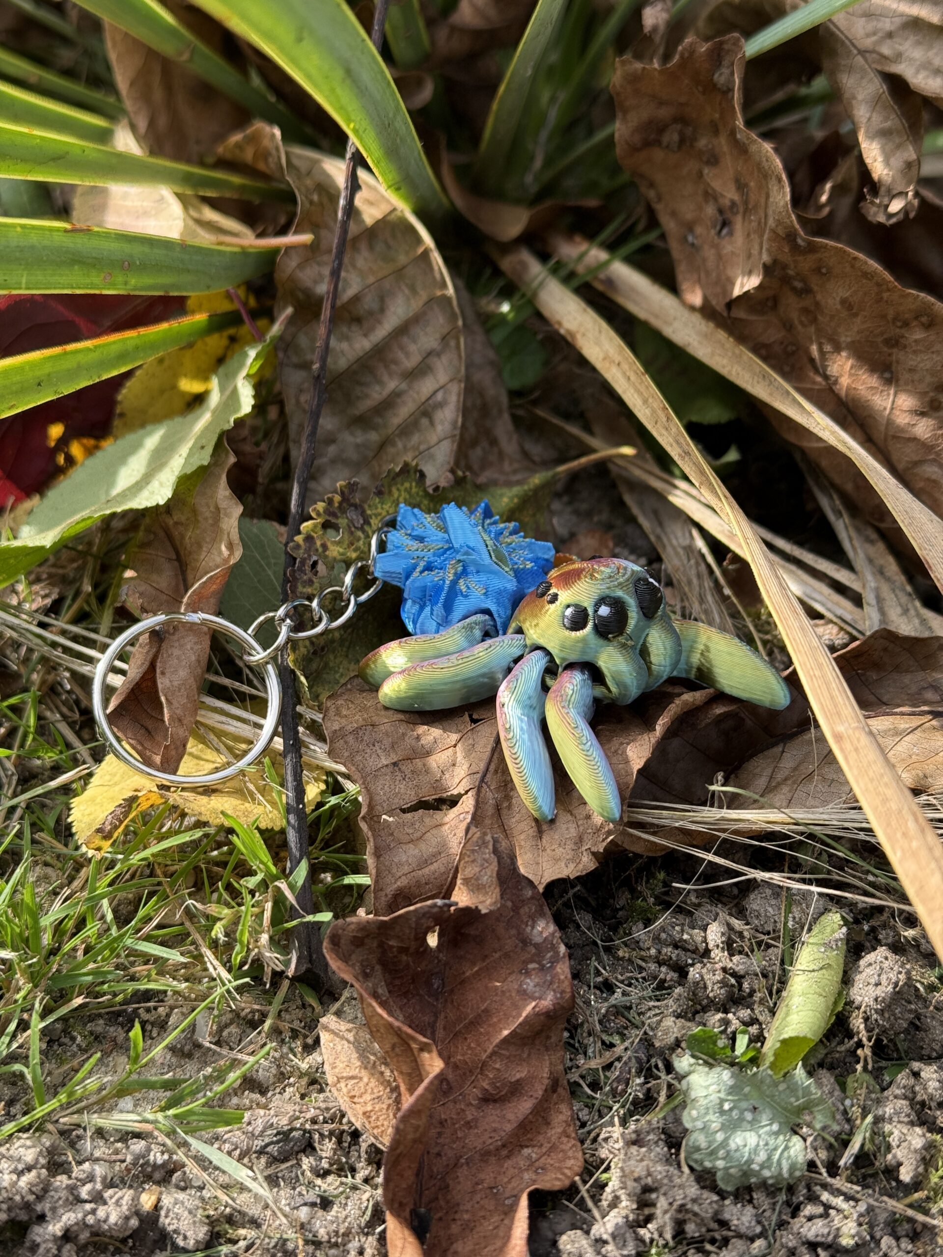 Przegubowy Pajączek Skakun z gwiazdą – ruchoma mini figurka i brelok! - obrazek 4