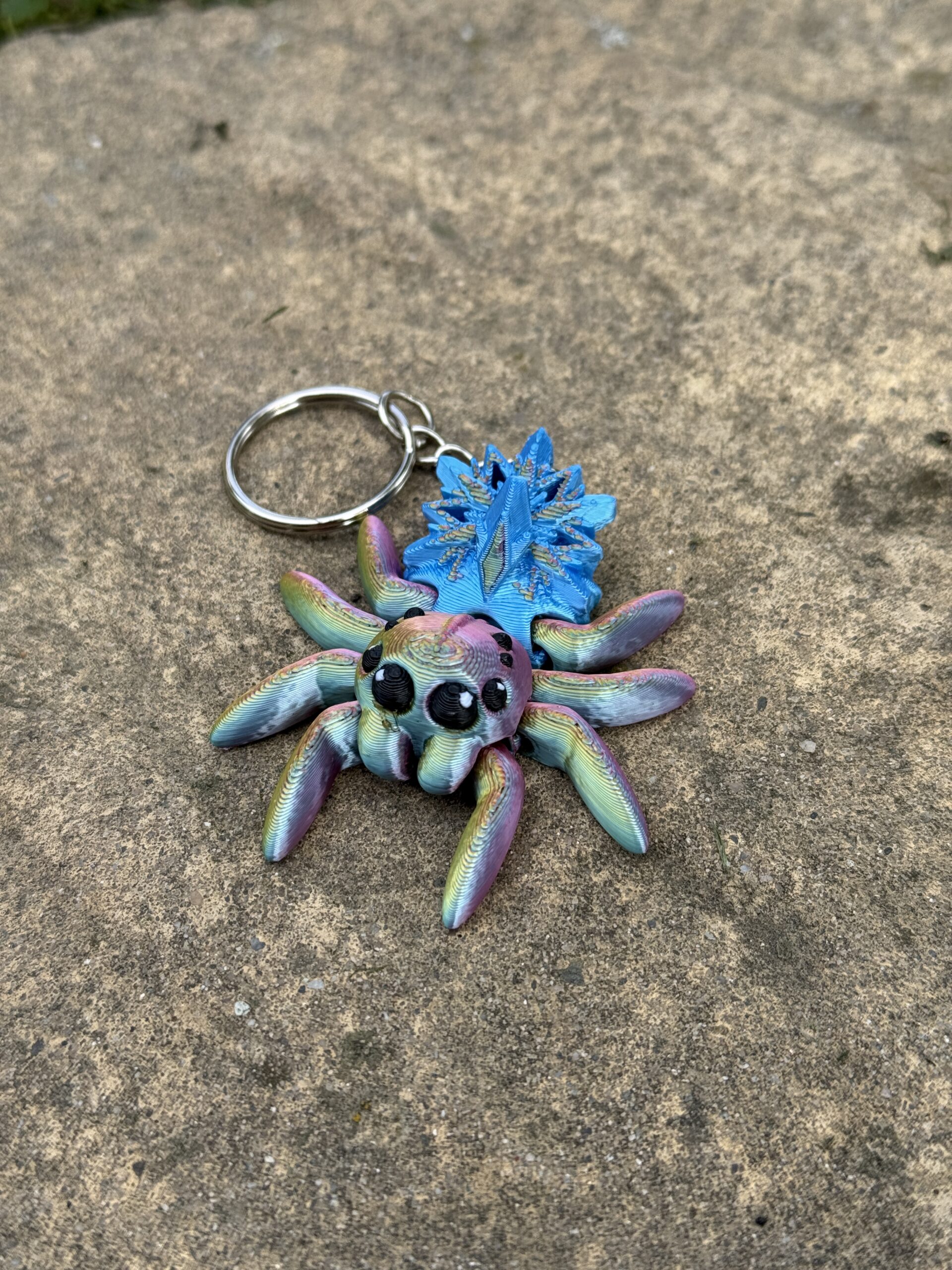 Przegubowy Pajączek Skakun z gwiazdą – ruchoma mini figurka i brelok! - obrazek 5