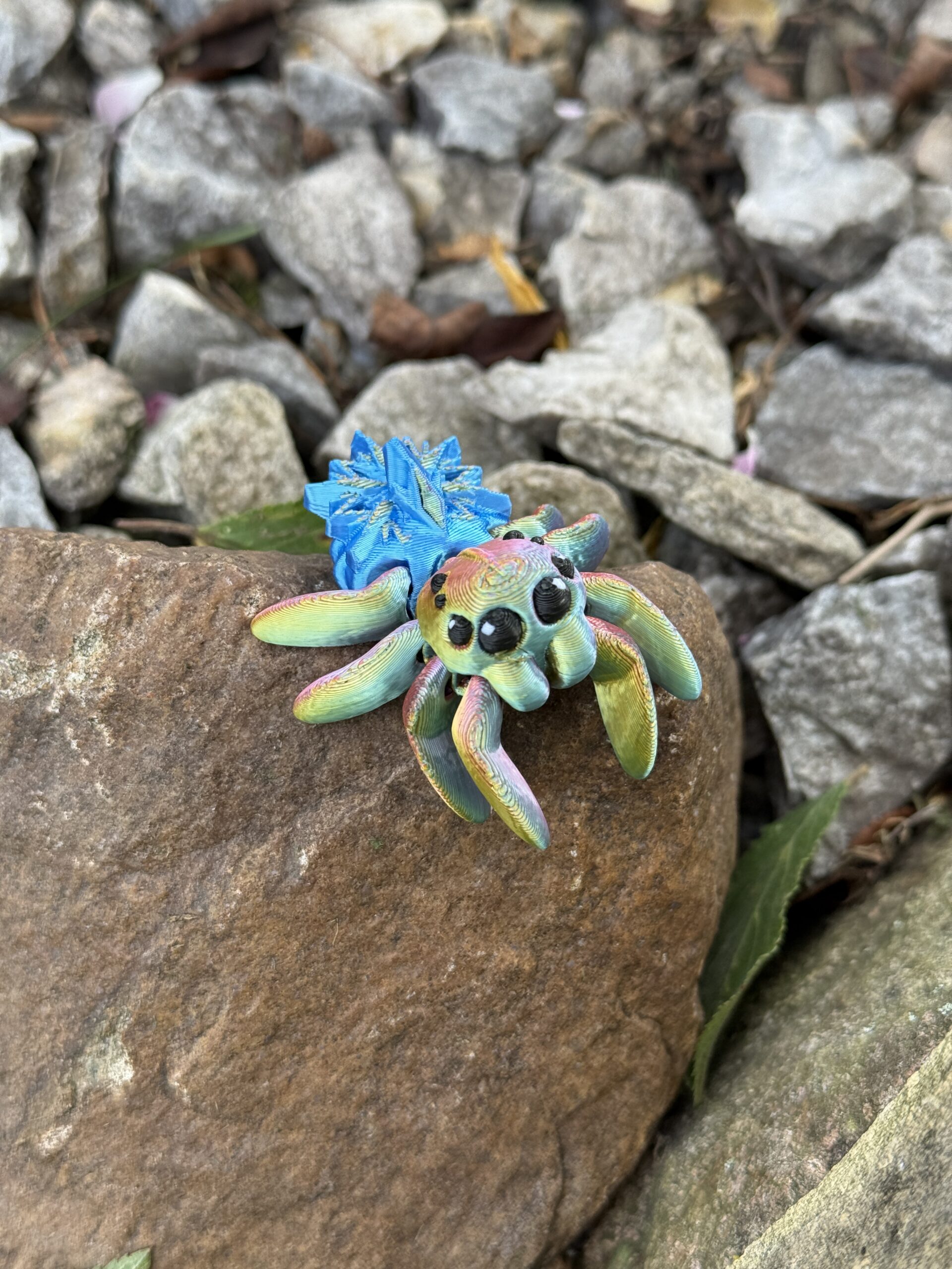 Przegubowy Pajączek Skakun z gwiazdą – ruchoma mini figurka i brelok! - obrazek 7