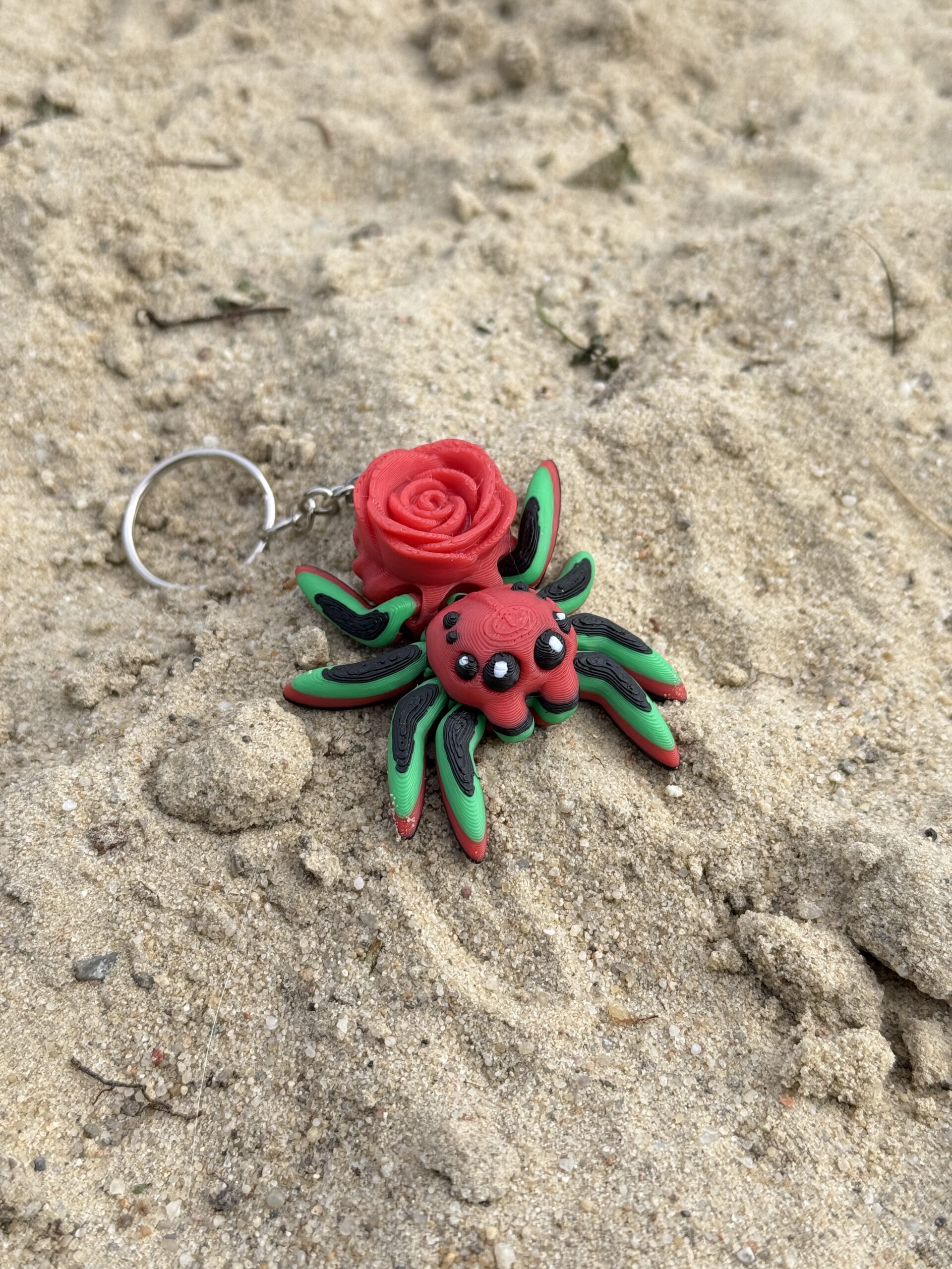 Skakun przegubowy Pajączek z różą – elegancka figurka i stylowy brelok - obrazek 3