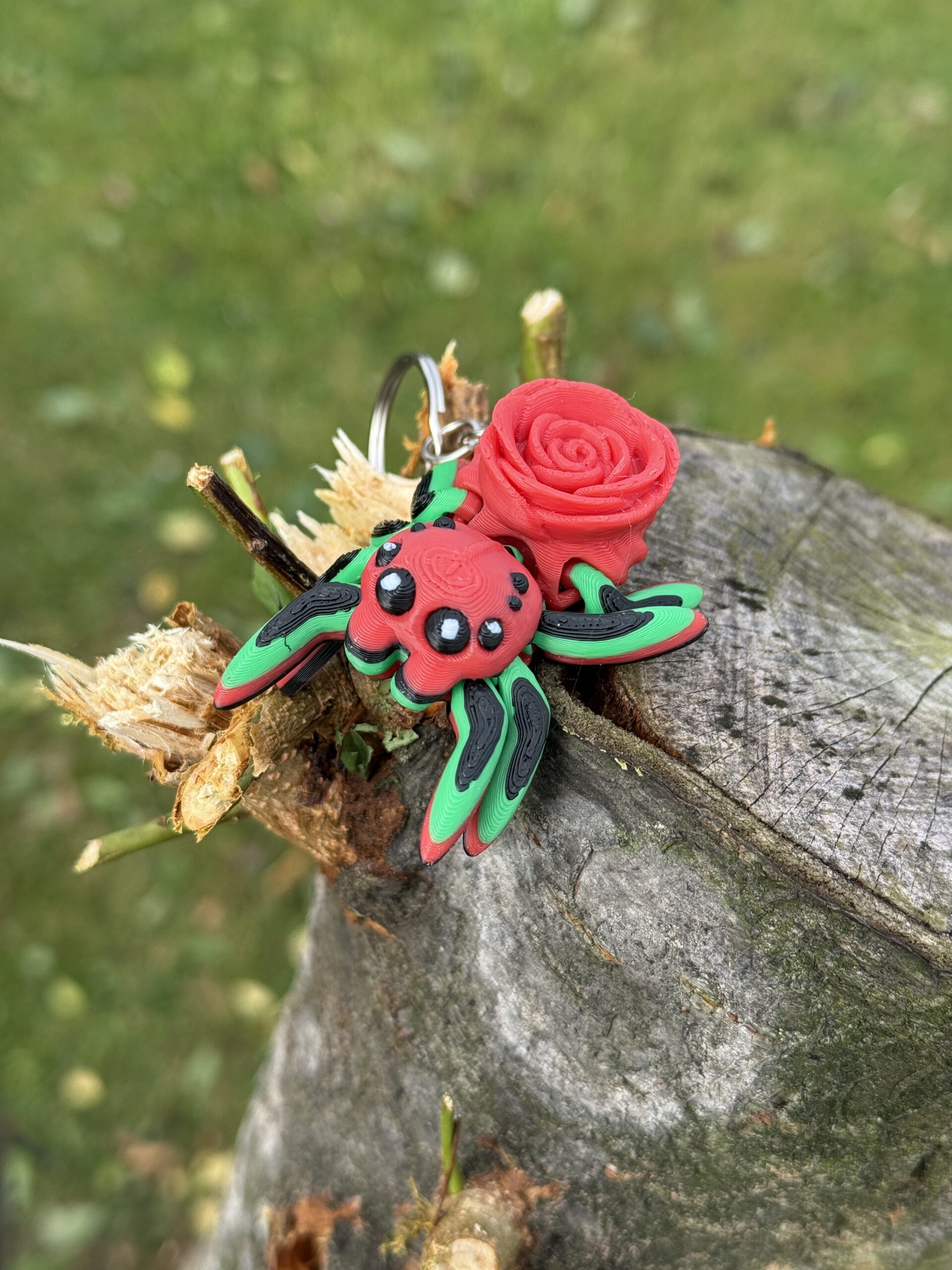 Skakun przegubowy Pajączek z różą – elegancka figurka i stylowy brelok - obrazek 4