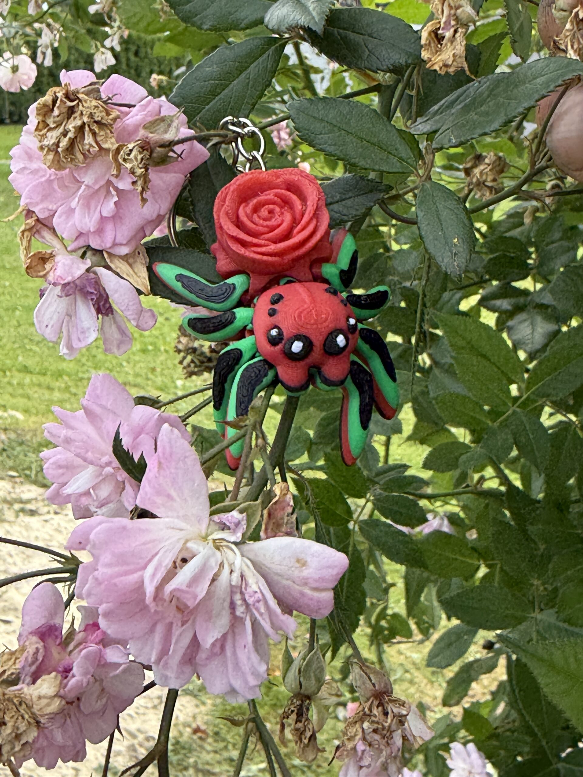 Skakun przegubowy Pajączek z różą – elegancka figurka i stylowy brelok - obrazek 8