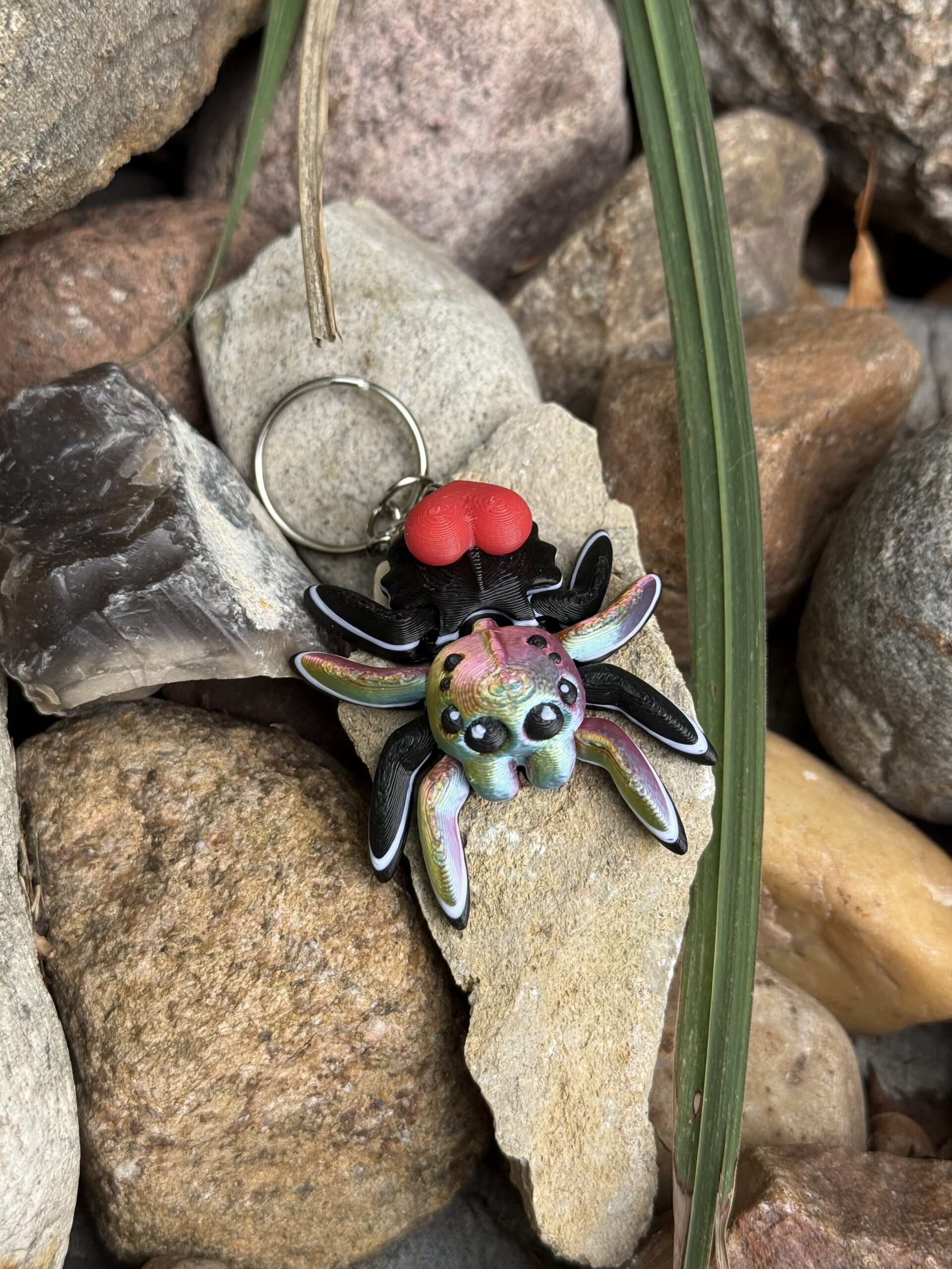 Pajączek Skakun z sercem – Przegubowa ruchoma mini figurka i brelok! - obrazek 5