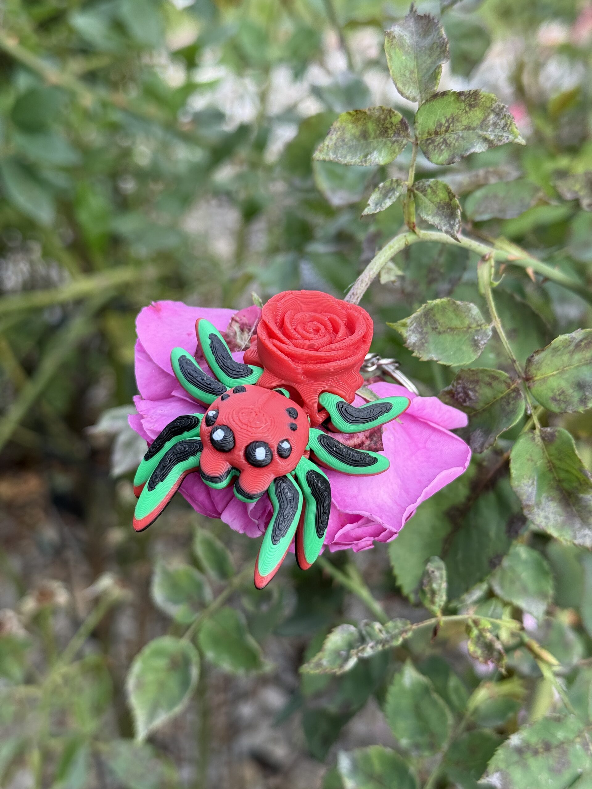 Skakun przegubowy Pajączek z różą – elegancka figurka i stylowy brelok - obrazek 11