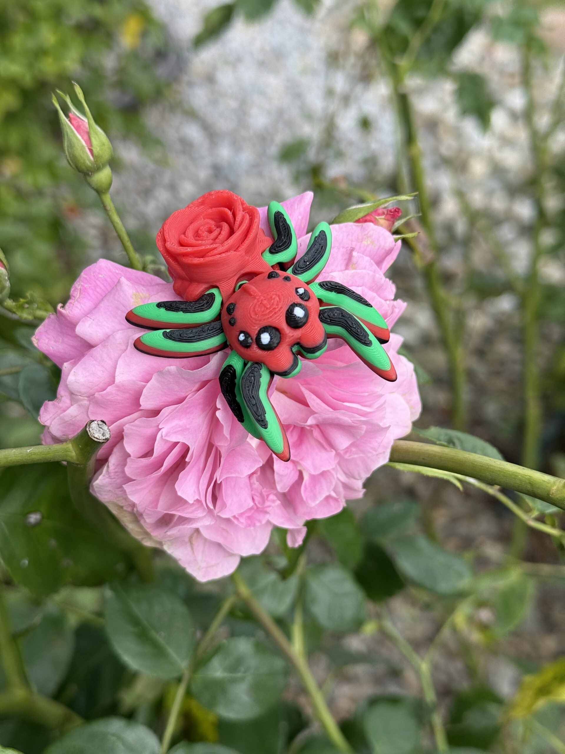 Skakun przegubowy Pajączek z różą – elegancka figurka i stylowy brelok - obrazek 12