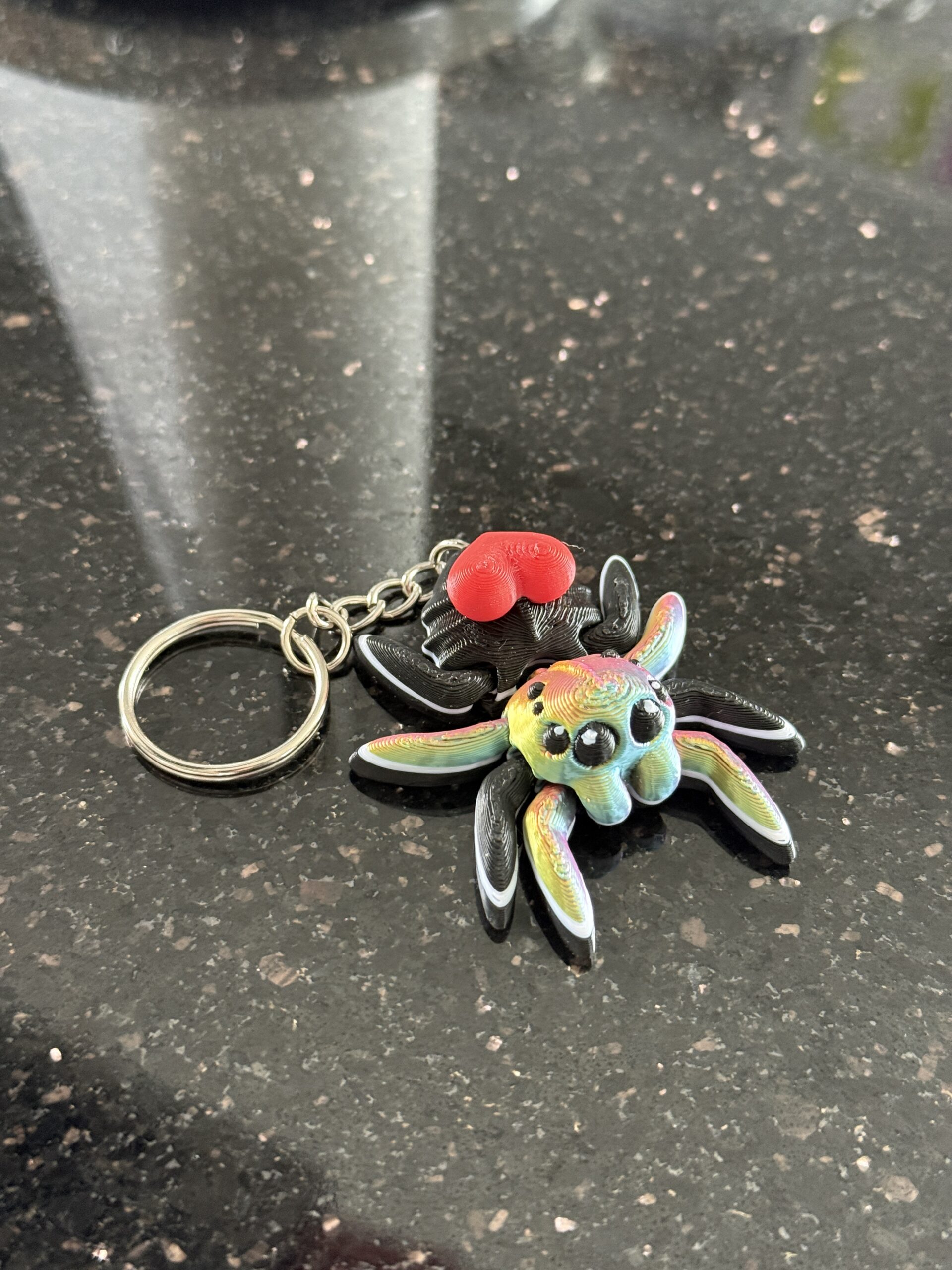 Pajączek Skakun z sercem – Przegubowa ruchoma mini figurka i brelok! - obrazek 12