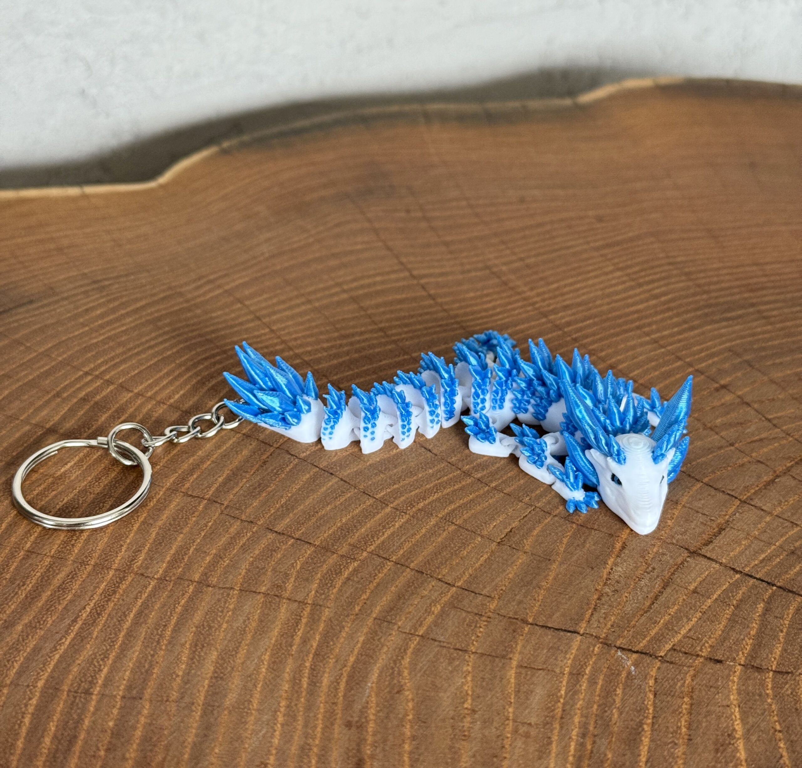 Lodowy Smok Brelok – przegubowa figura 3D pokryta kryształami mrozu - obrazek 13