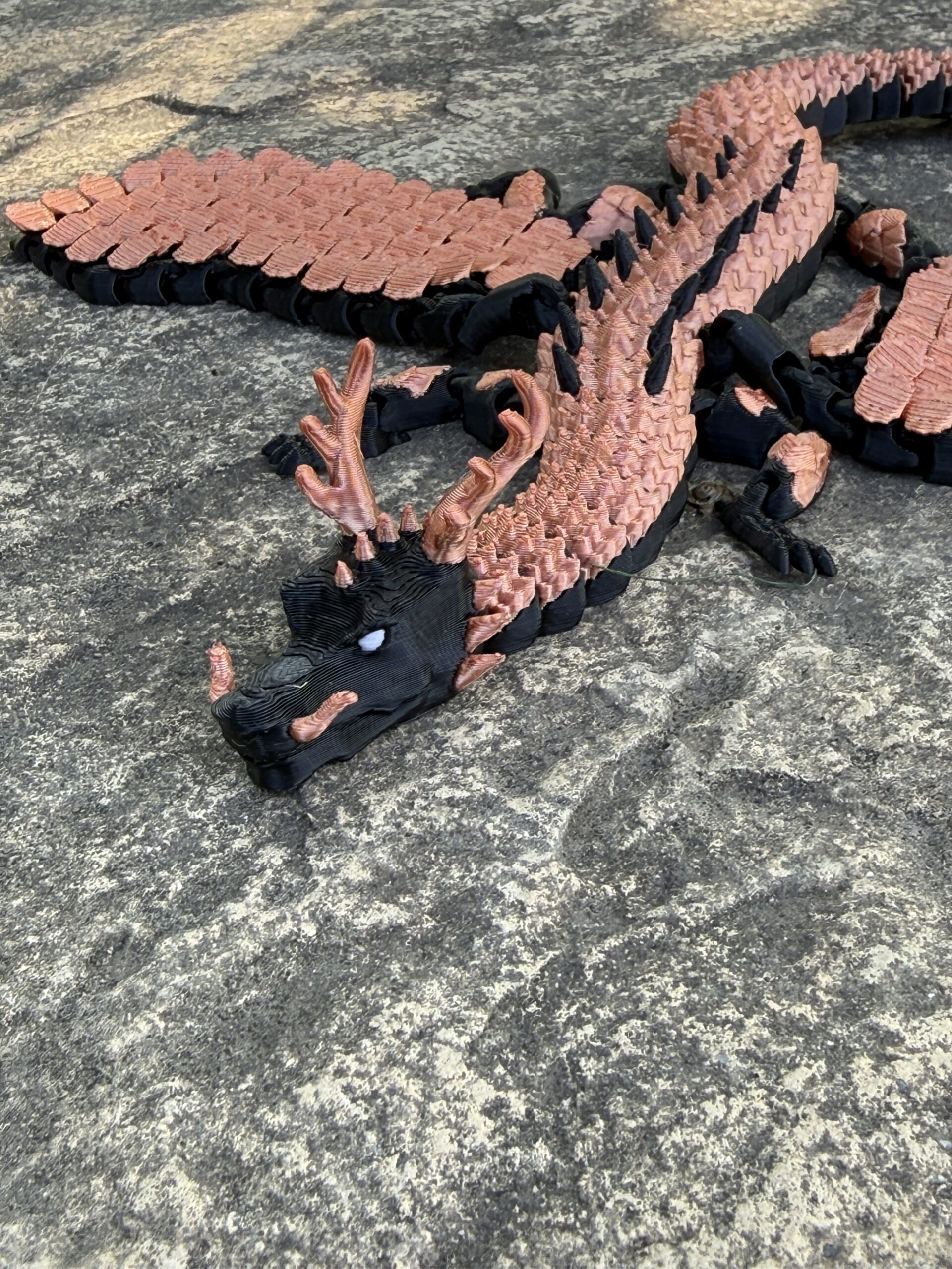 Smok Zaćmienia ze skrzydłami 3D – mroczna oraz pełna detali figurka, prezent - obrazek 9