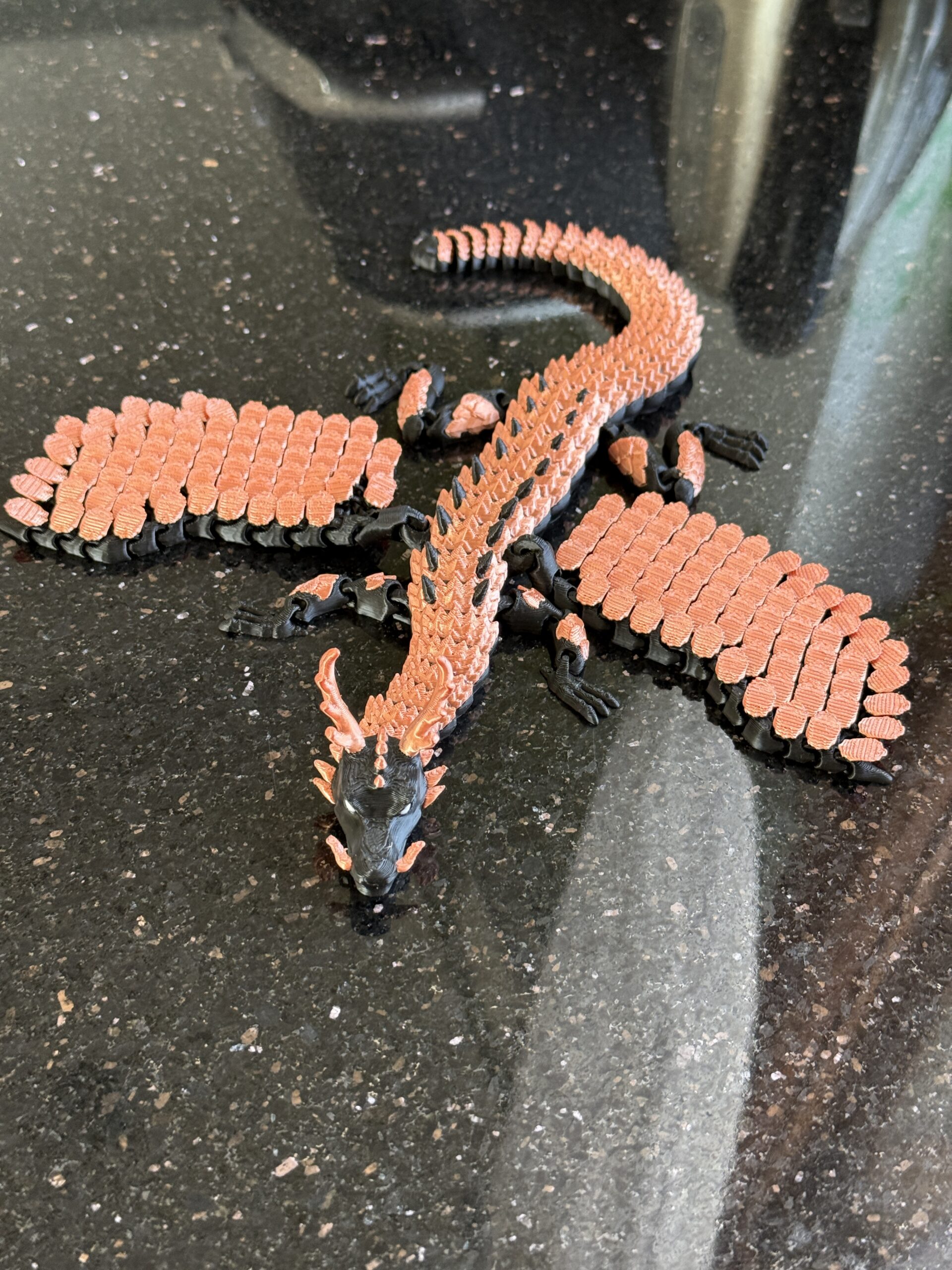 Smok Zaćmienia ze skrzydłami 3D – mroczna oraz pełna detali figurka, prezent - obrazek 2