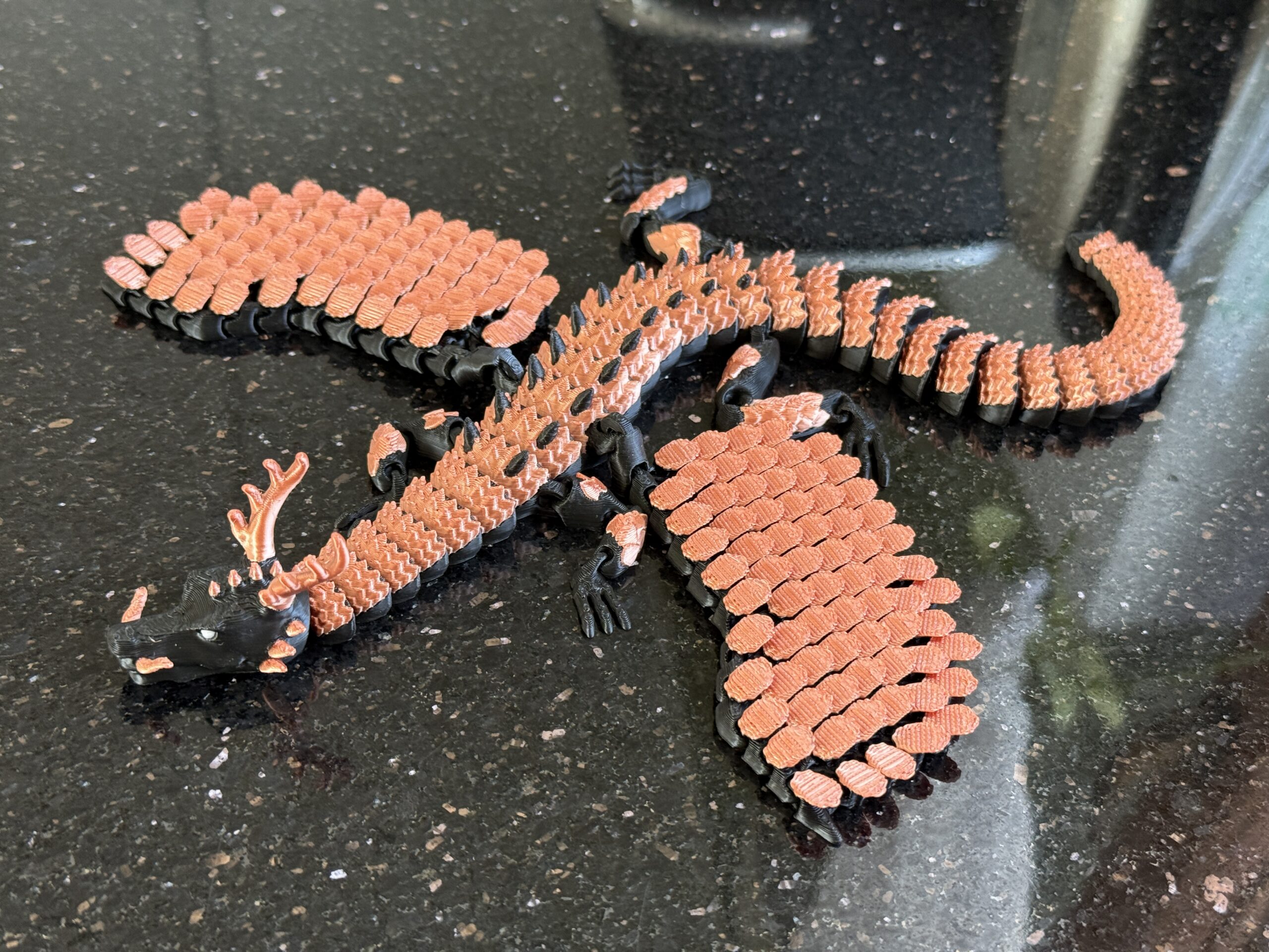 Smok Zaćmienia ze skrzydłami 3D – mroczna oraz pełna detali figurka, prezent - obrazek 3