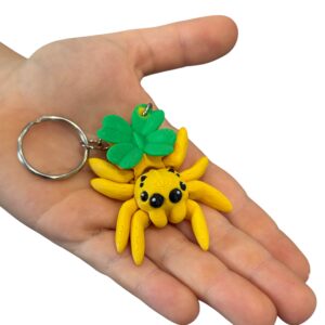 Przegubowy Pajączek Skakun z koniczynką 3D – mini figurka i brelok szczęścia!