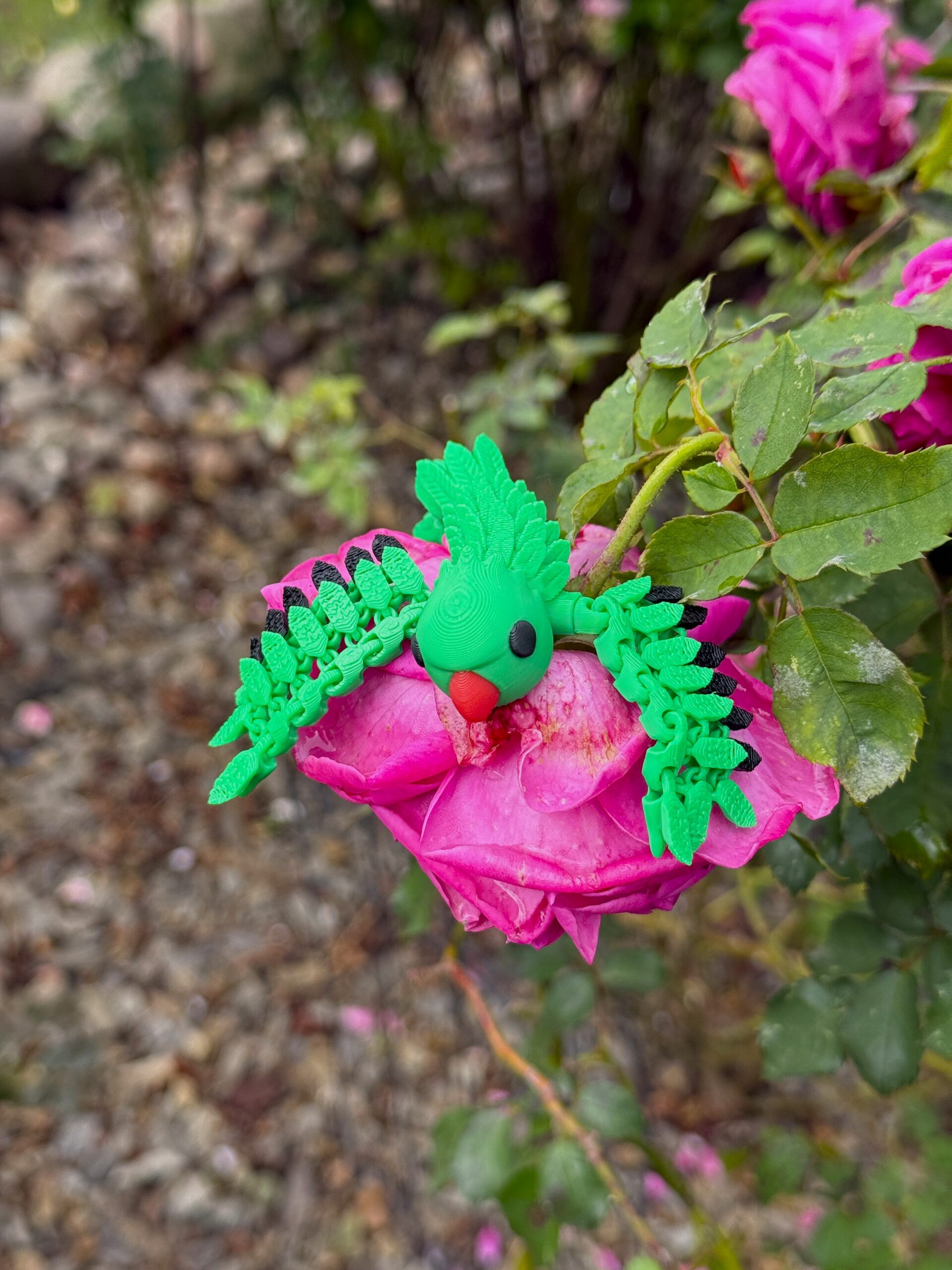 Papuga Aleksandretta Obrożna 3D – przegubowy brelok i mini figurka, zabawka - obrazek 12