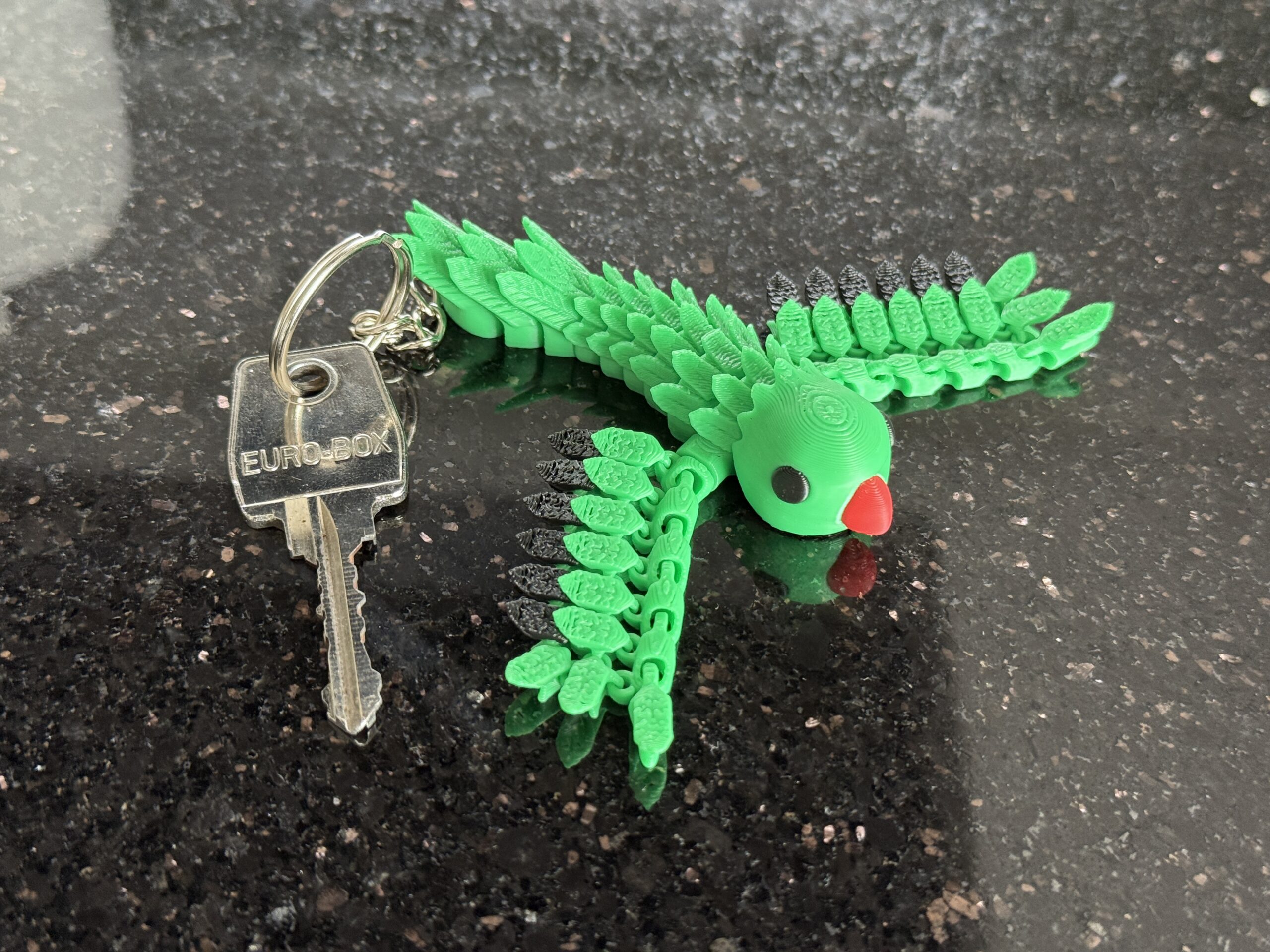 Papuga Aleksandretta Obrożna 3D – przegubowy brelok i mini figurka, zabawka - obrazek 15