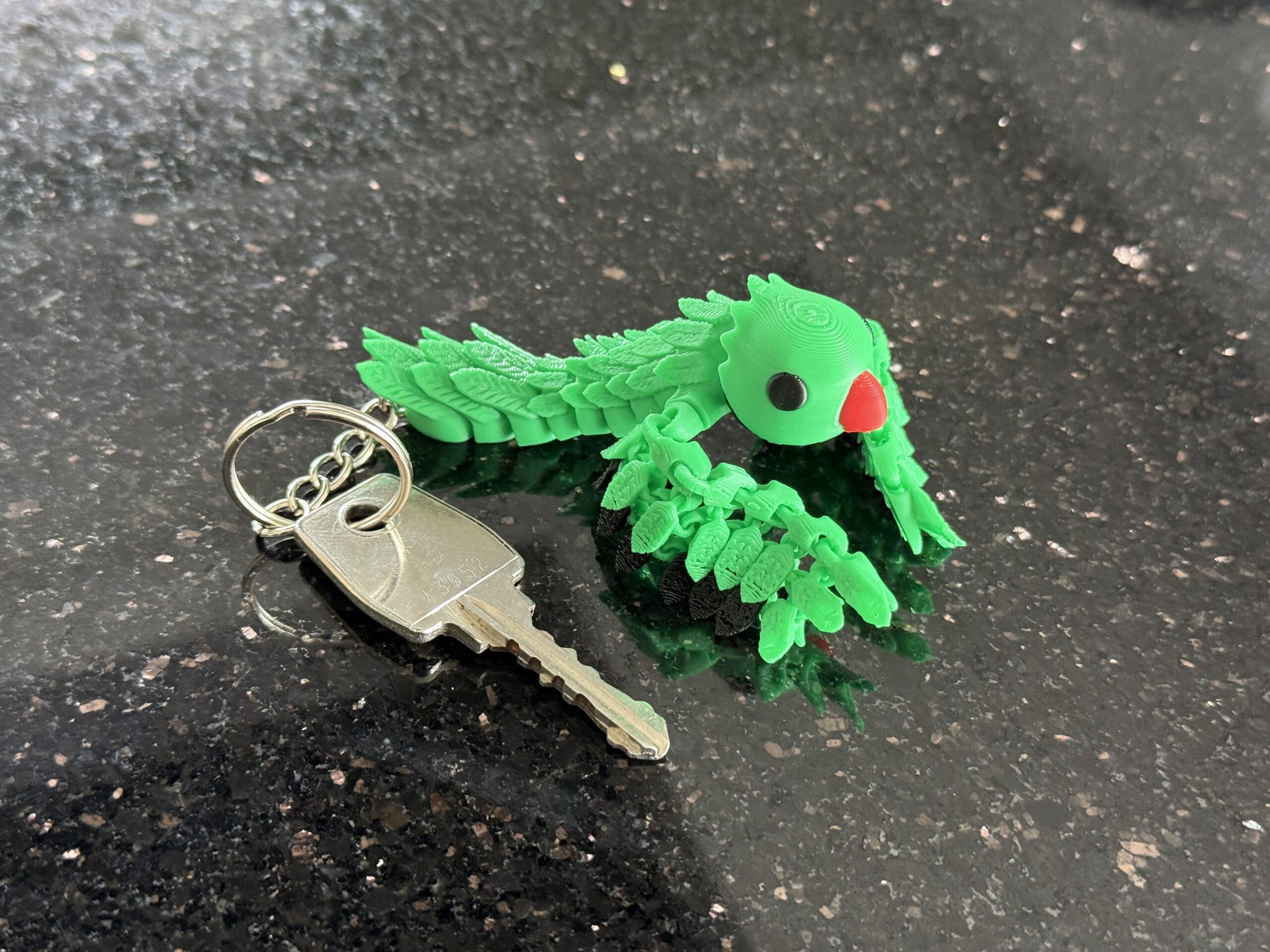 Papuga Aleksandretta Obrożna 3D – przegubowy brelok i mini figurka, zabawka - obrazek 16