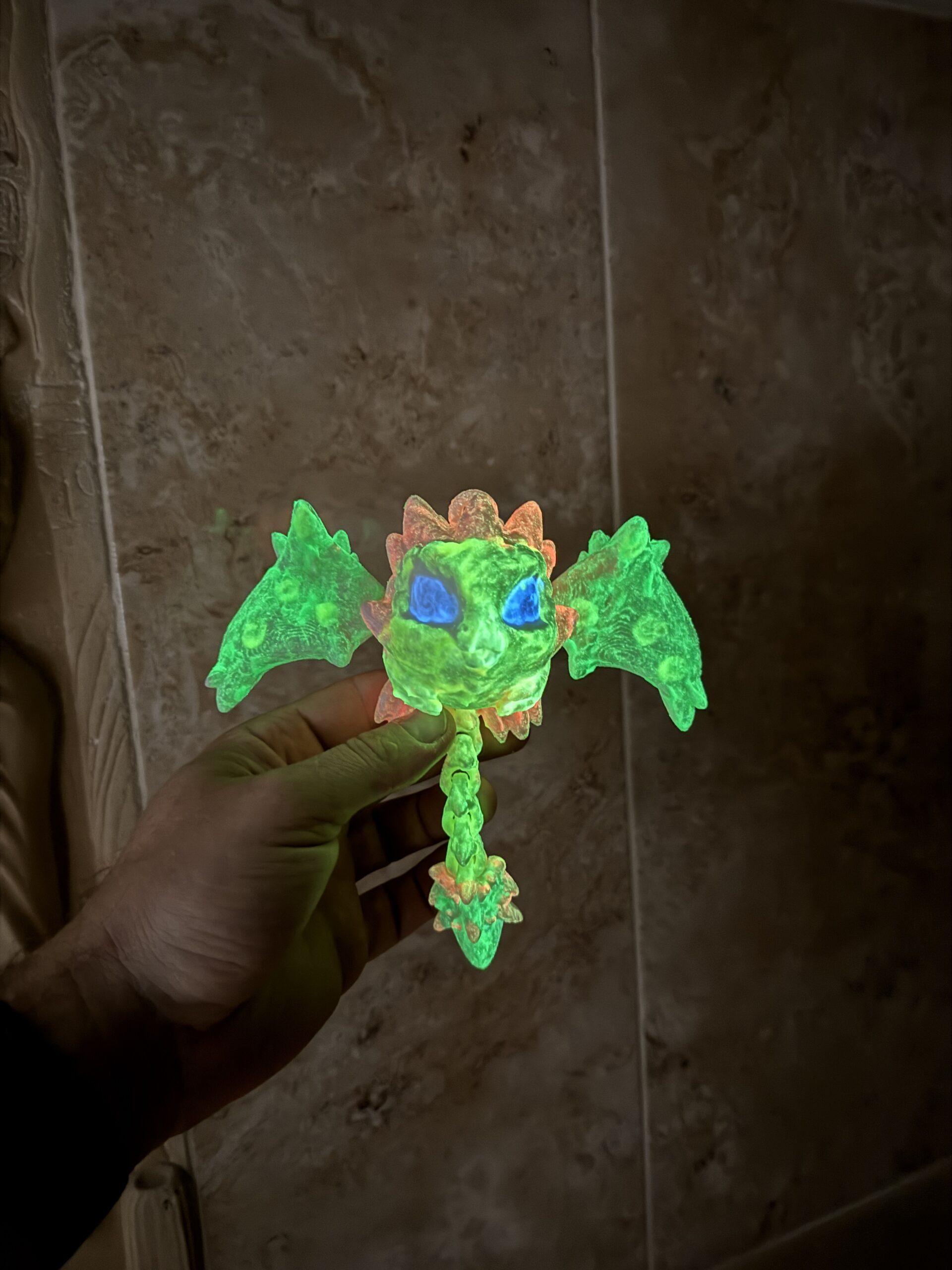 Smoczy Stworek z Magnesami do Samodzielnego Malowania – świeci w ciemności, ma ruchome skrzydła i ogon - obrazek 3