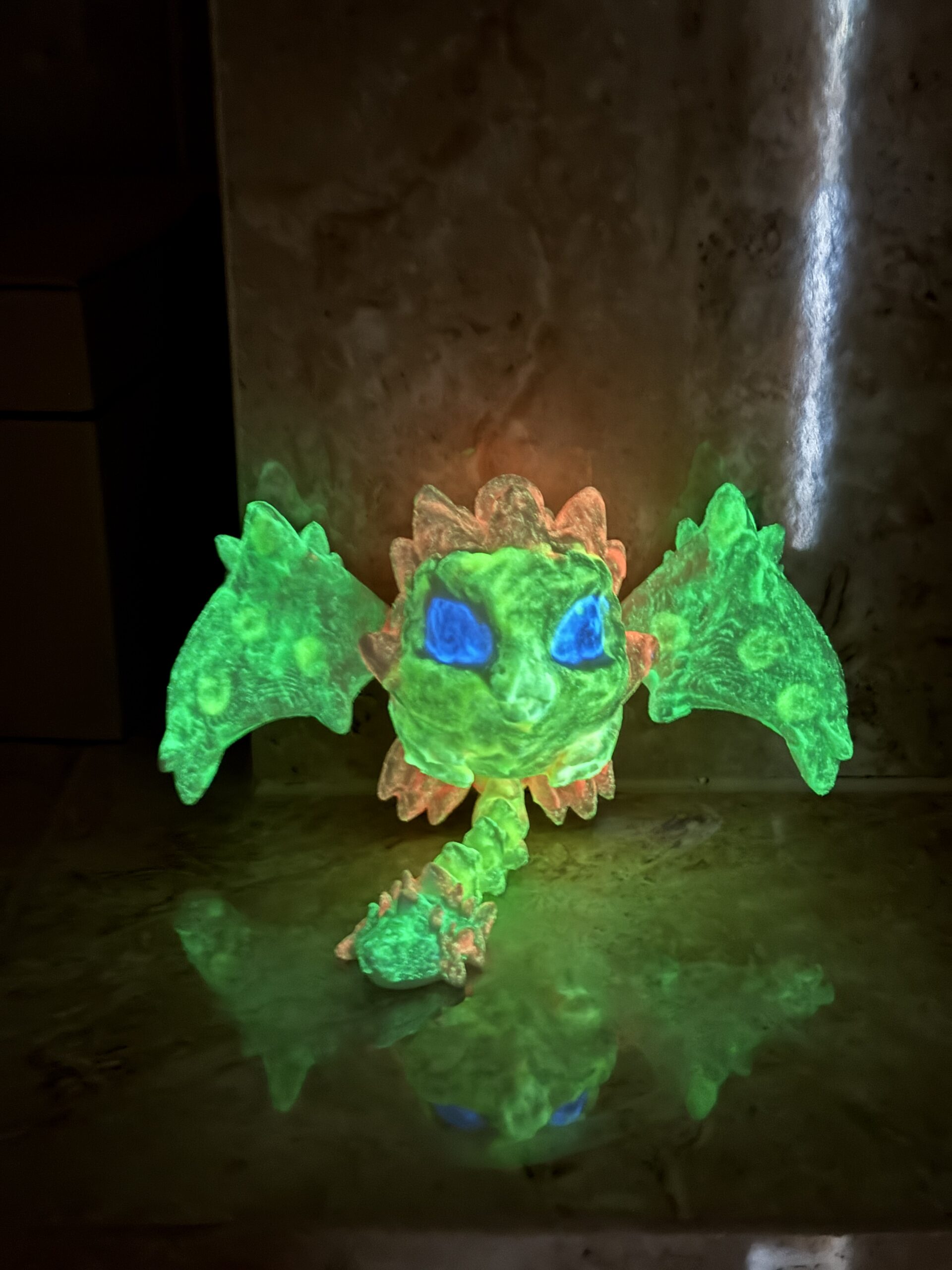 Smoczy Stworek do Samodzielnego Malowania – świeci w ciemności, ma ruchome skrzydła i ogon, do zawieszenia - obrazek 3