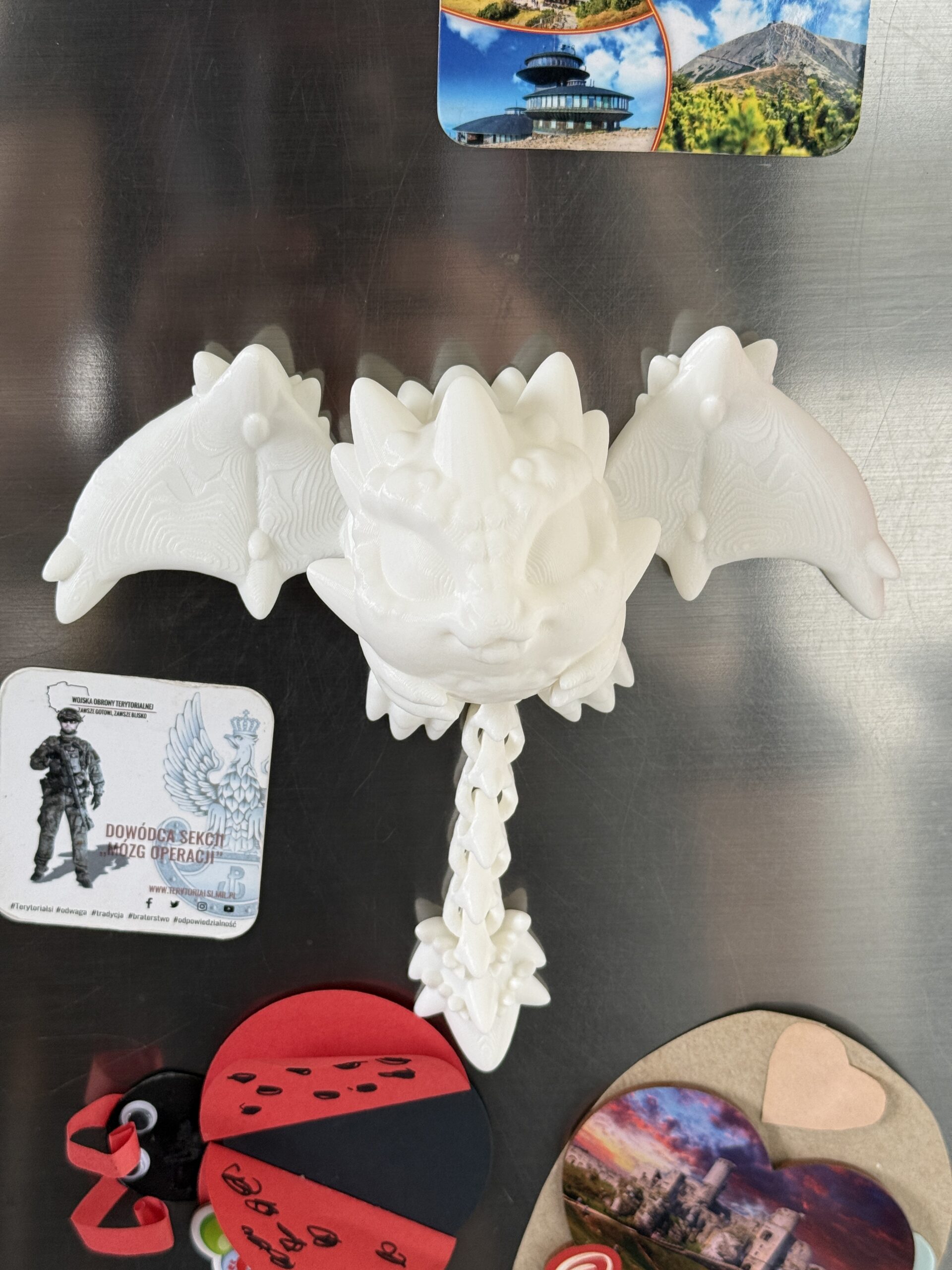 Smoczy Stworek z Magnesami do Samodzielnego Malowania – świeci w ciemności, ma ruchome skrzydła i ogon - obrazek 6