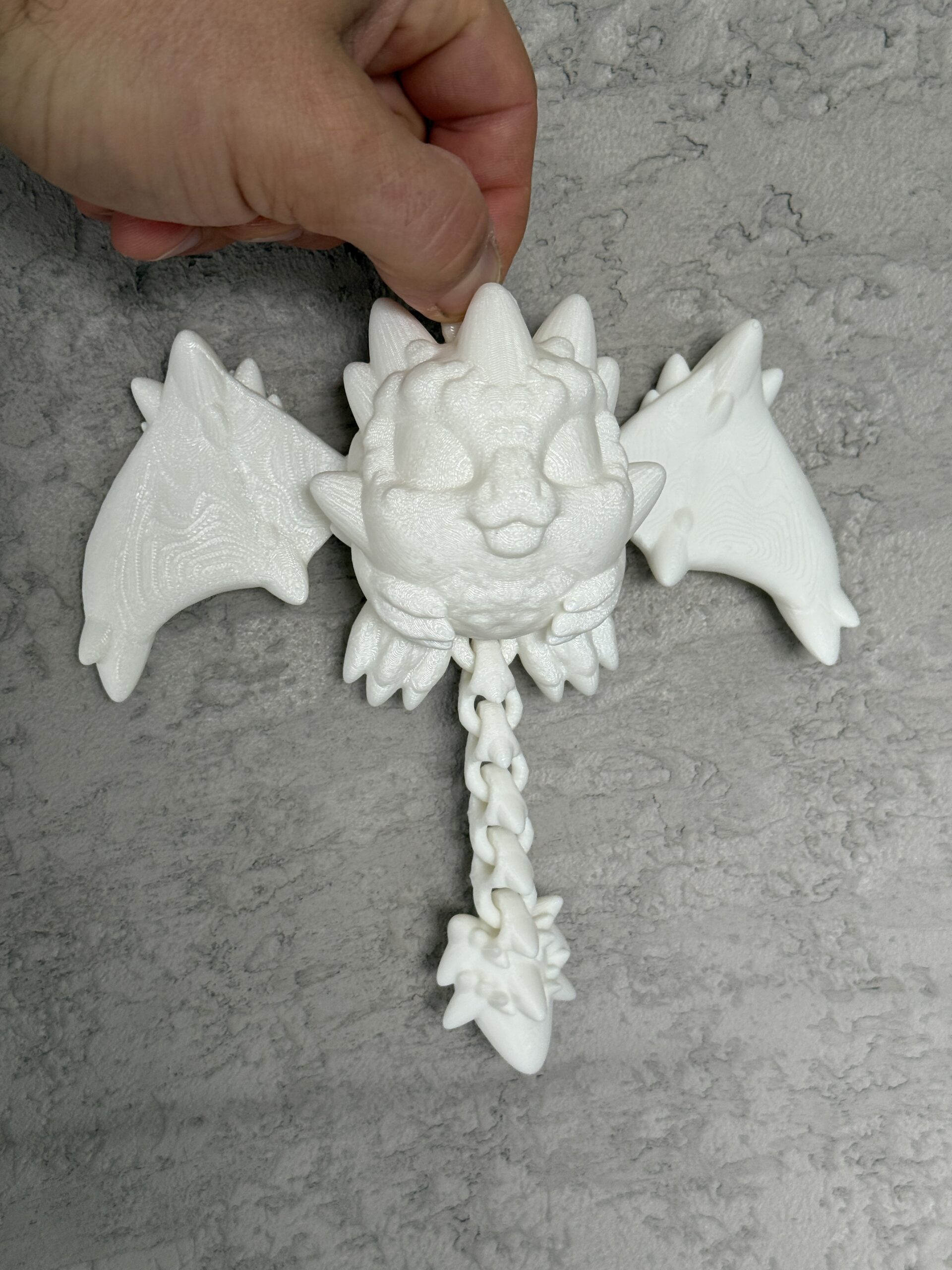 Smoczy Stworek do Samodzielnego Malowania – świeci w ciemności, ma ruchome skrzydła i ogon, do zawieszenia - obrazek 5