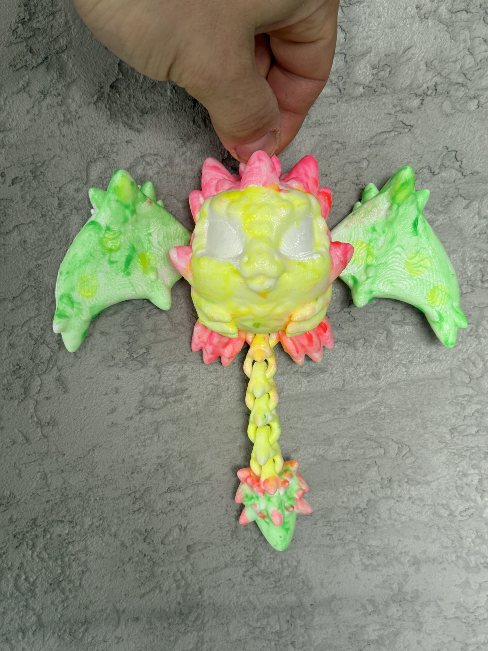 Smoczy Stworek do Samodzielnego Malowania – świeci w ciemności, ma ruchome skrzydła i ogon, do zawieszenia - obrazek 6