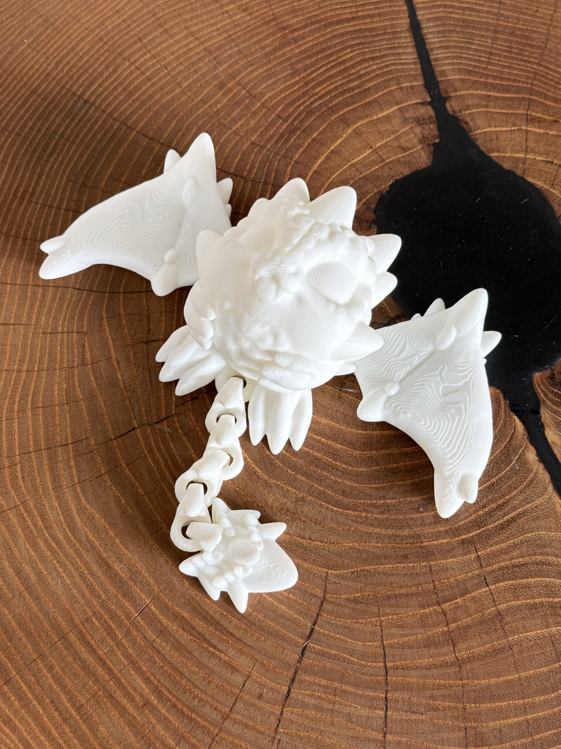 Smoczy Stworek do Samodzielnego Malowania – świeci w ciemności, ma ruchome skrzydła i ogon, do zawieszenia - obrazek 7