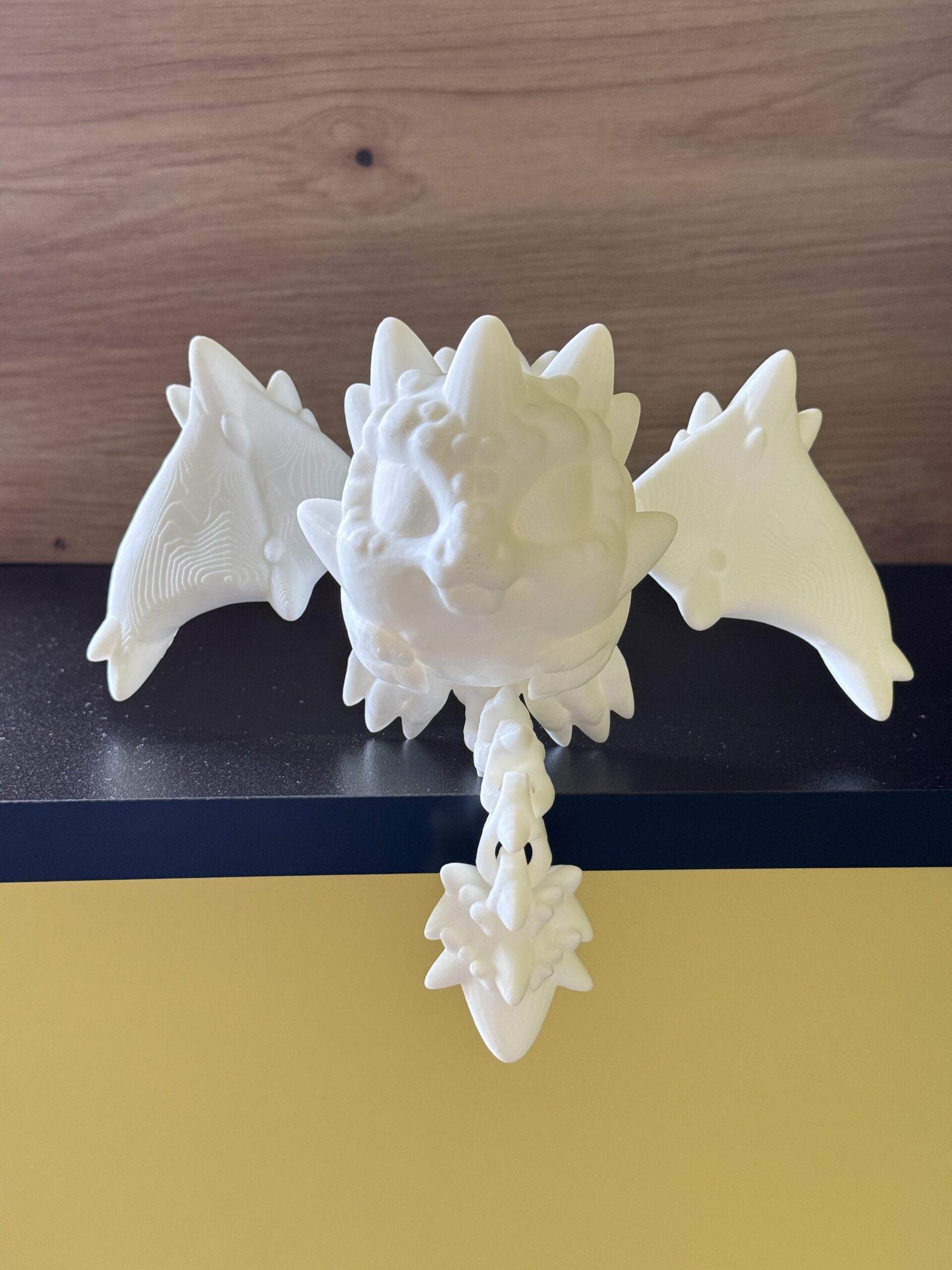 Smoczy Stworek do Samodzielnego Malowania – świeci w ciemności, ma ruchome skrzydła i ogon, do zawieszenia - obrazek 9