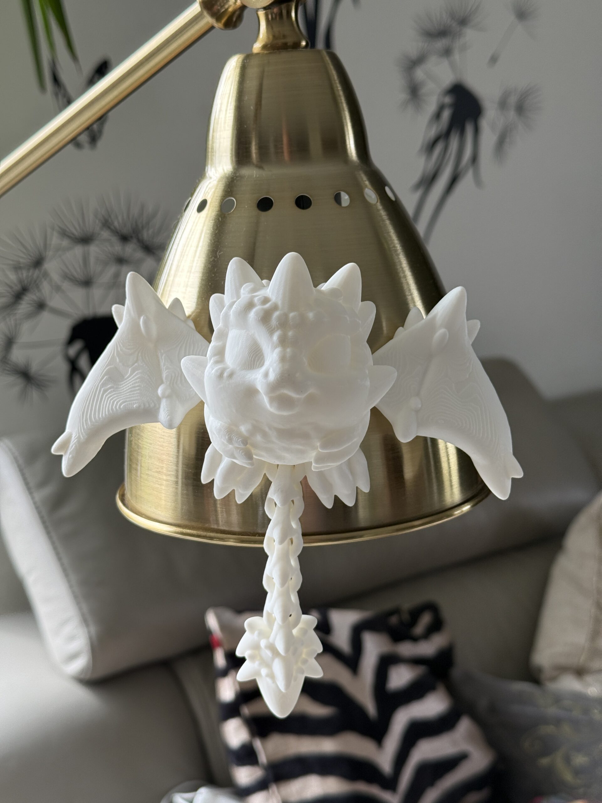 Smoczy Stworek z Magnesami do Samodzielnego Malowania – świeci w ciemności, ma ruchome skrzydła i ogon