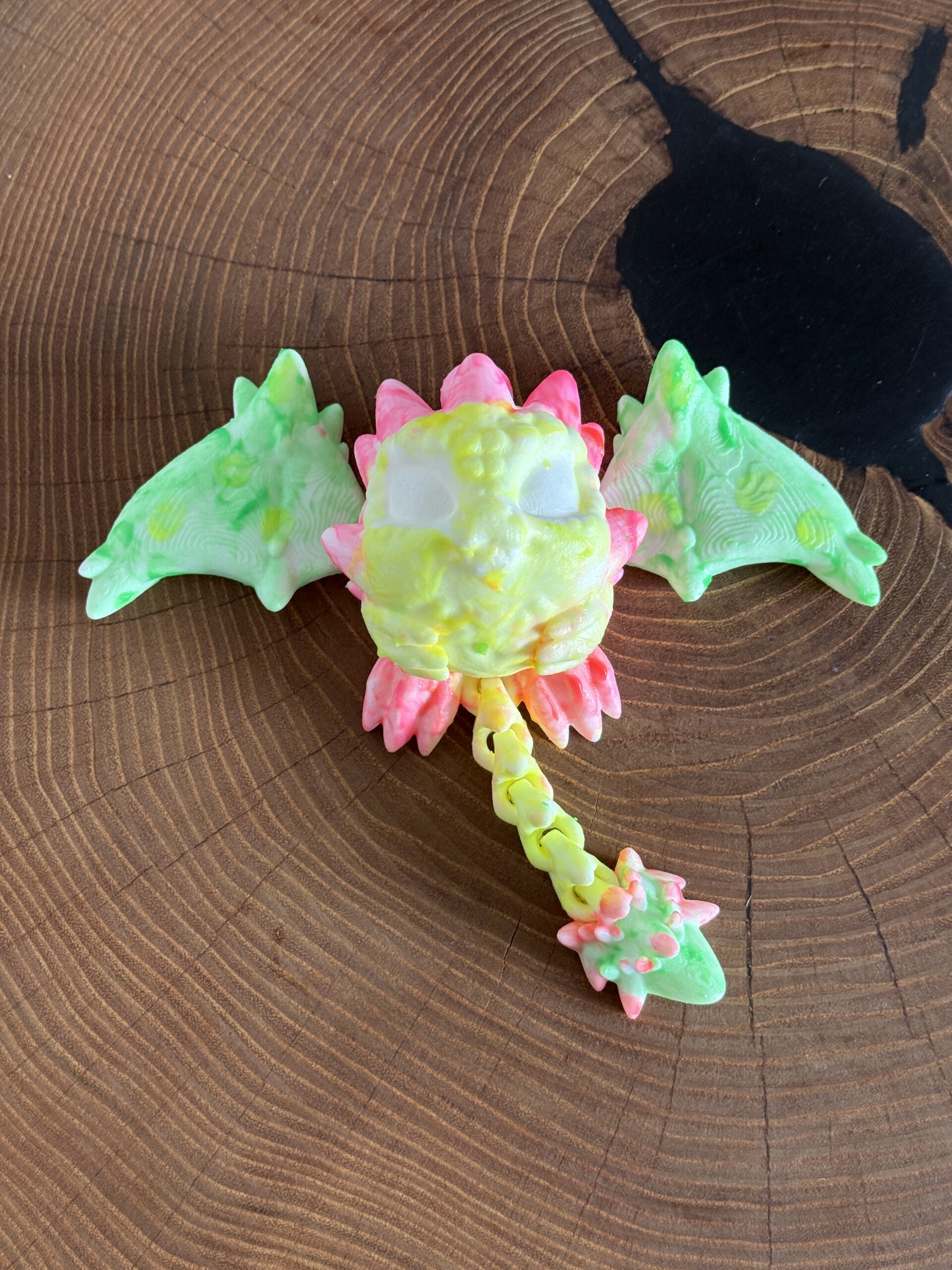 Smoczy Stworek do Samodzielnego Malowania – świeci w ciemności, ma ruchome skrzydła i ogon, do zawieszenia - obrazek 11