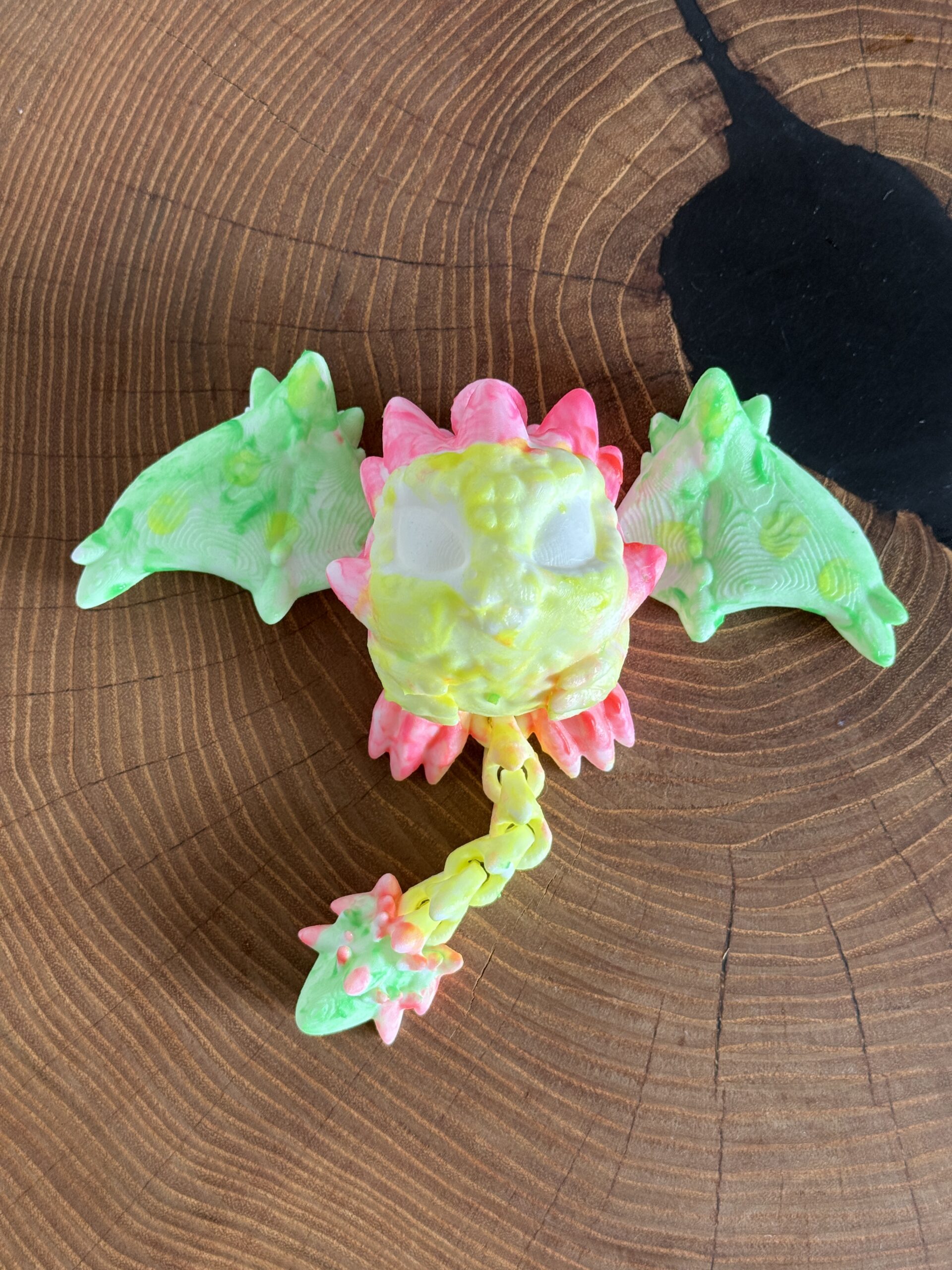 Smoczy Stworek do Samodzielnego Malowania – świeci w ciemności, ma ruchome skrzydła i ogon, do zawieszenia - obrazek 12