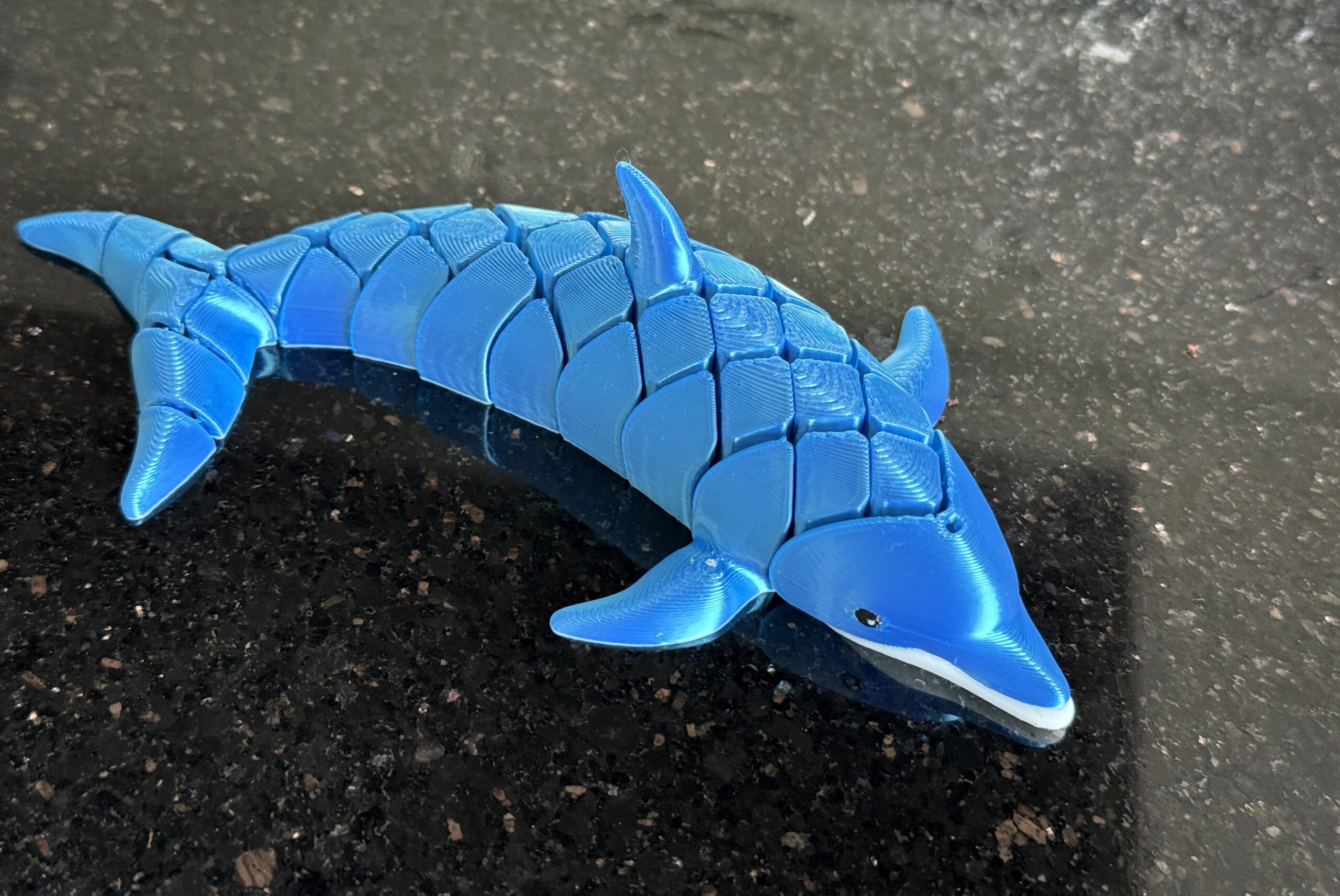 Delfin segmentowy 3D – elastyczna figurka pełna gracji i morskiego uroku! Zabawka - obrazek 6