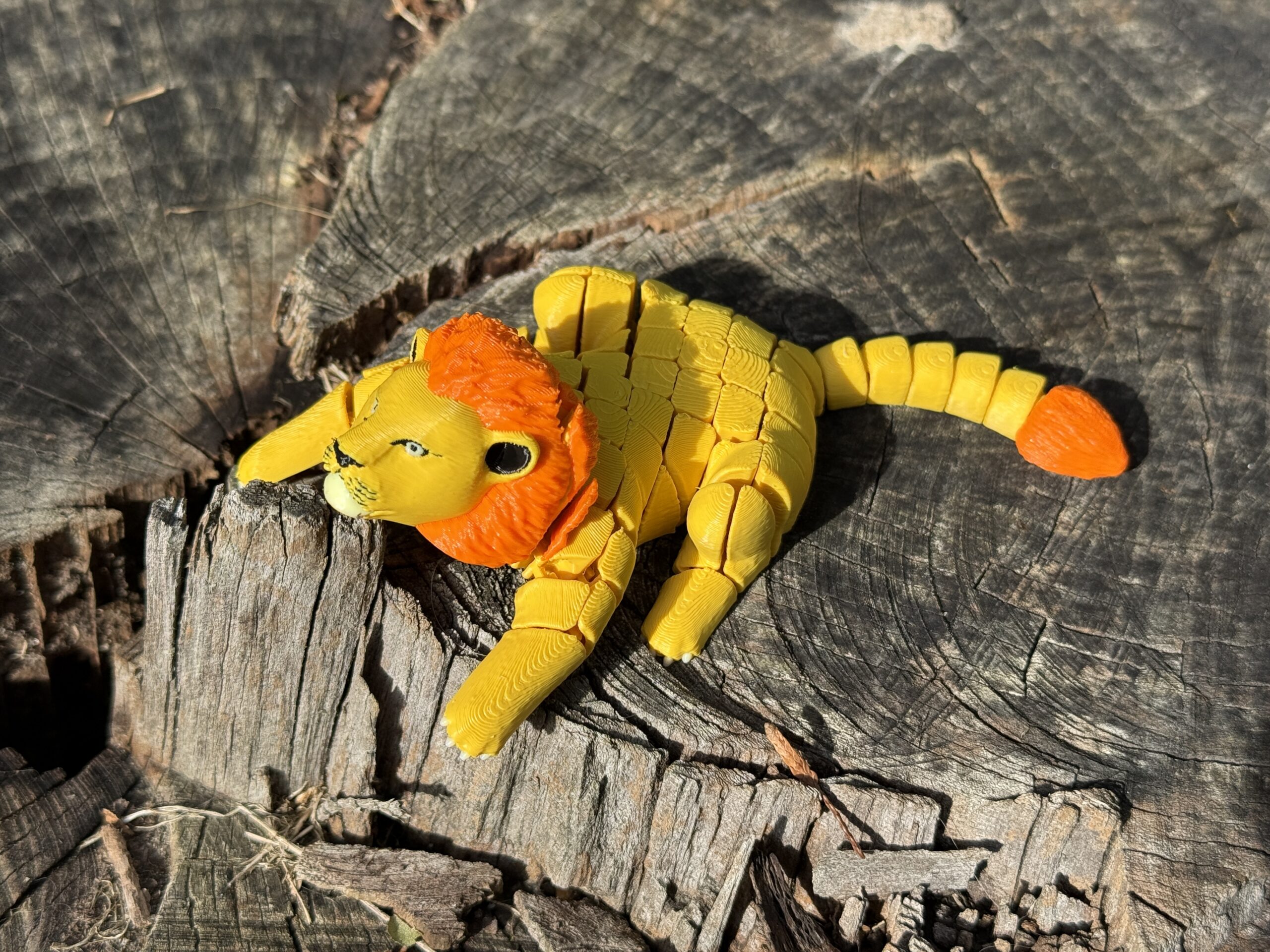 Lew segmentowy 3D – król dżungli w twoich dłoniach, ruchoma zabawka - obrazek 3