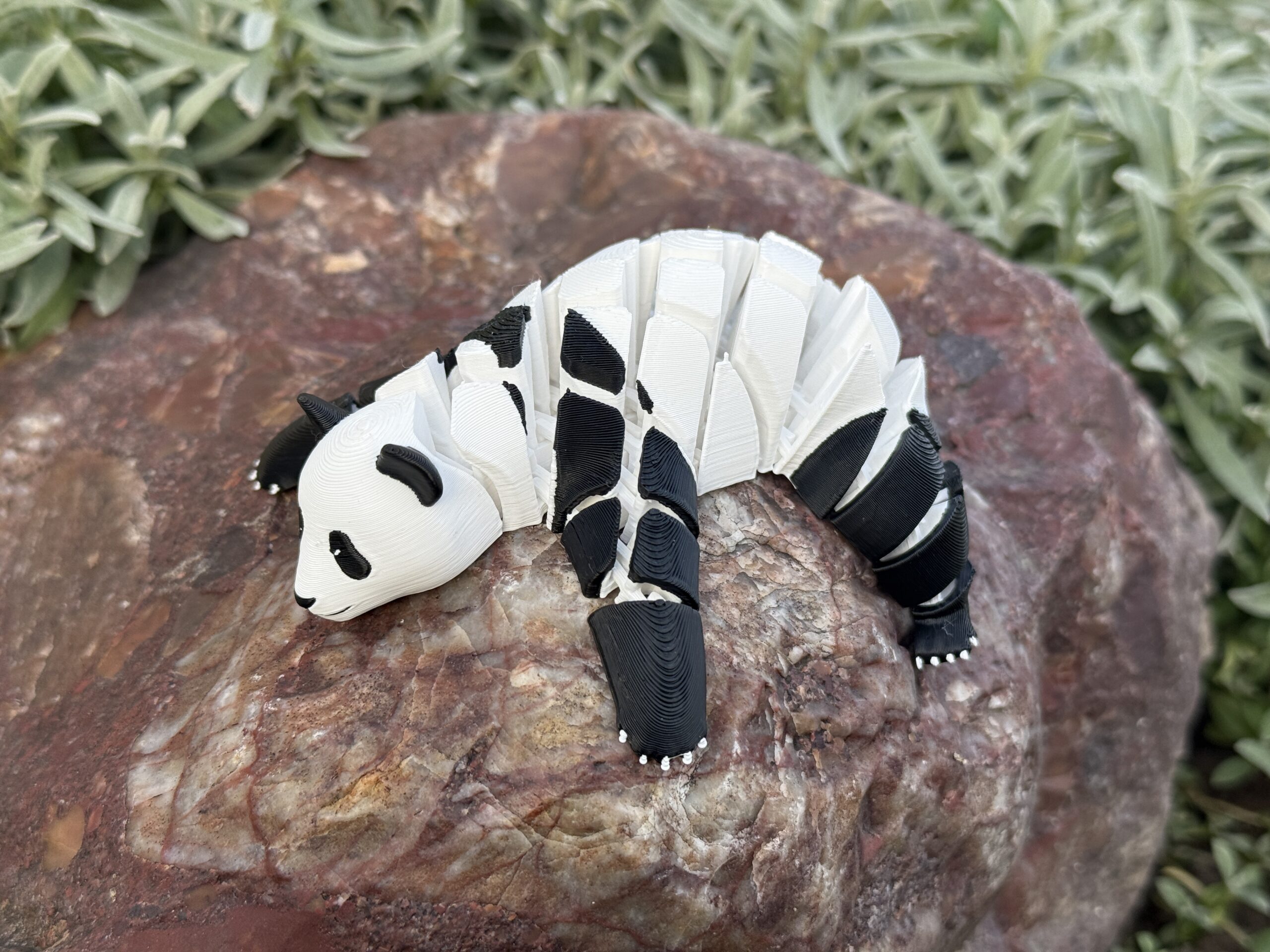 Panda segmentowa 3D – ruchoma figurka pełna spokoju i wdzięku, zabawka - obrazek 3