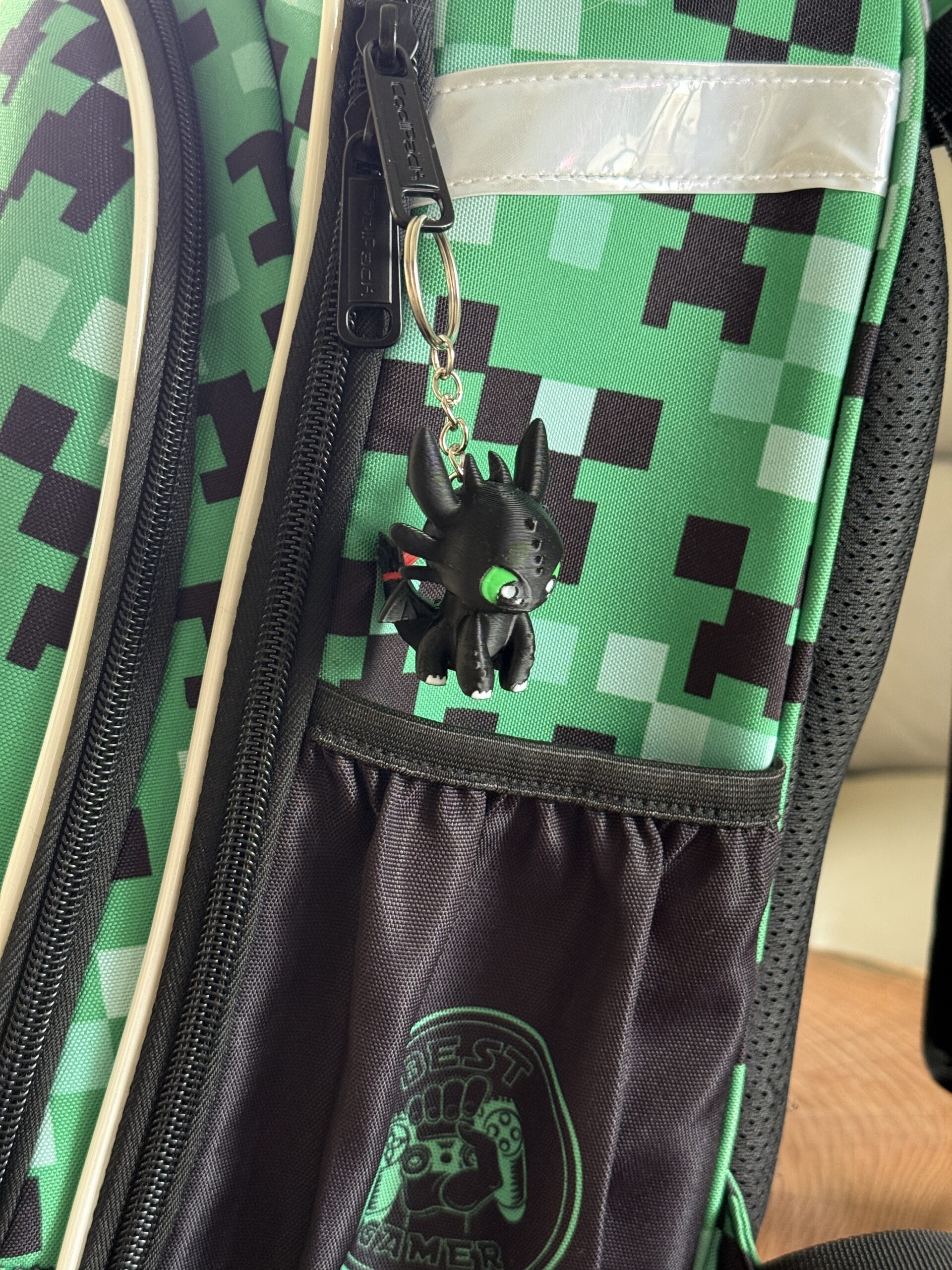 Smok Szczerbatek – brelok Nocna Furia 3D, figurka, prezent - obrazek 4