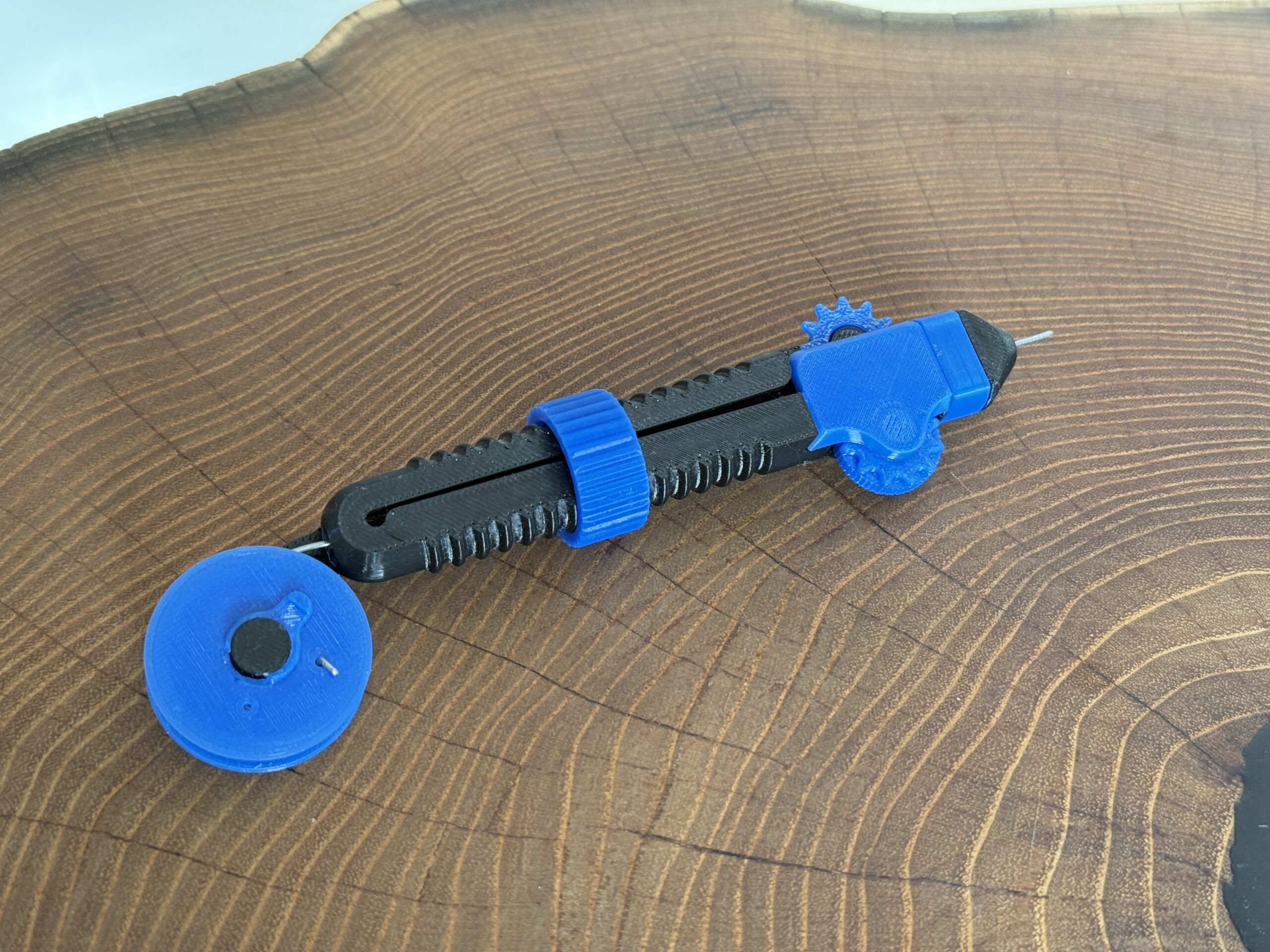 Podajnik cyny do lutowania – wygodne lutowanie jedną ręką! - obrazek 2