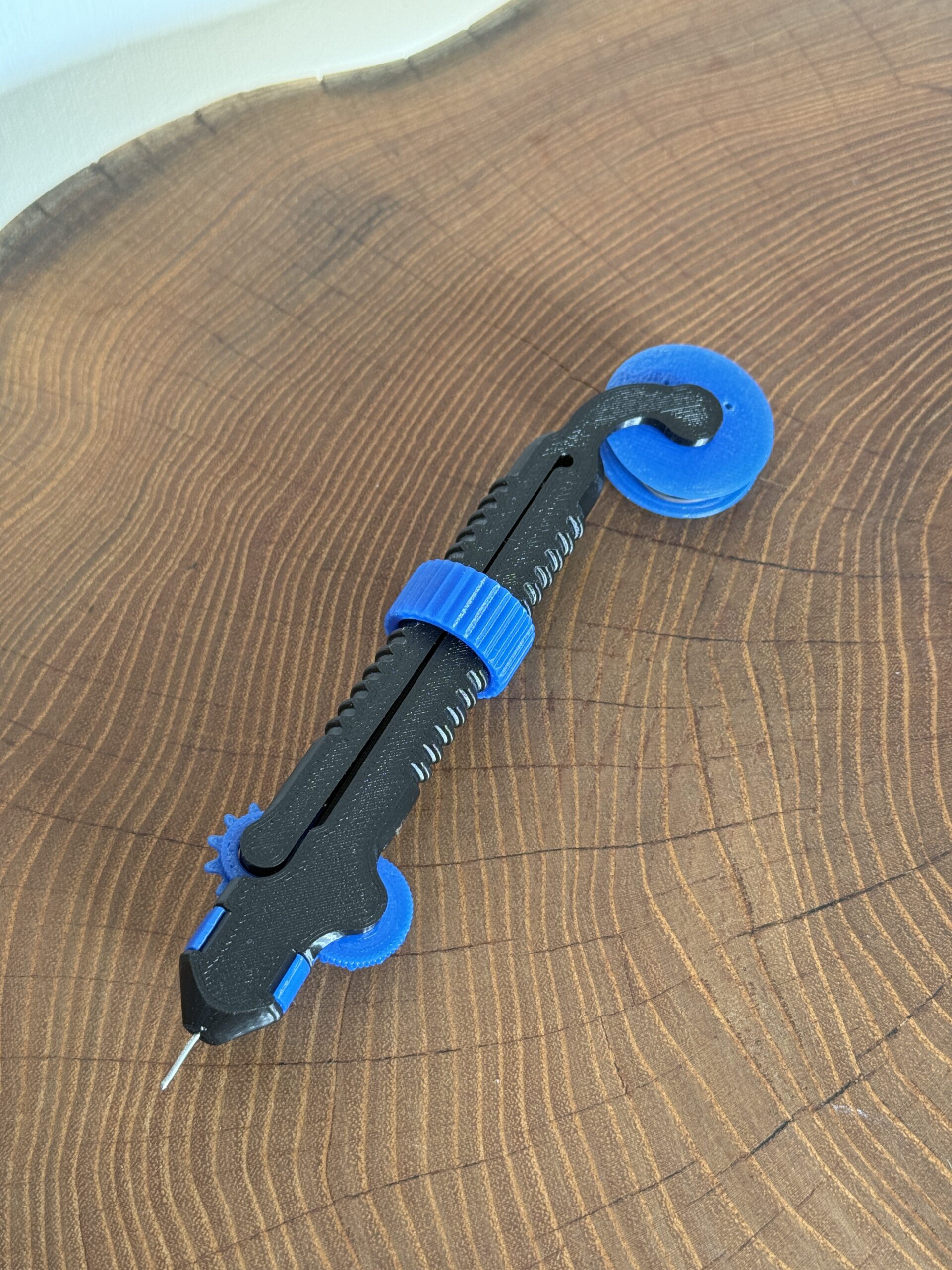 Podajnik cyny do lutowania – wygodne lutowanie jedną ręką! - obrazek 3